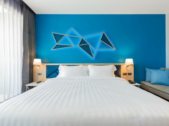 Deluxe Pool View Room