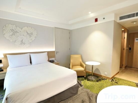 1 King Bed Standard Accessible Smoking