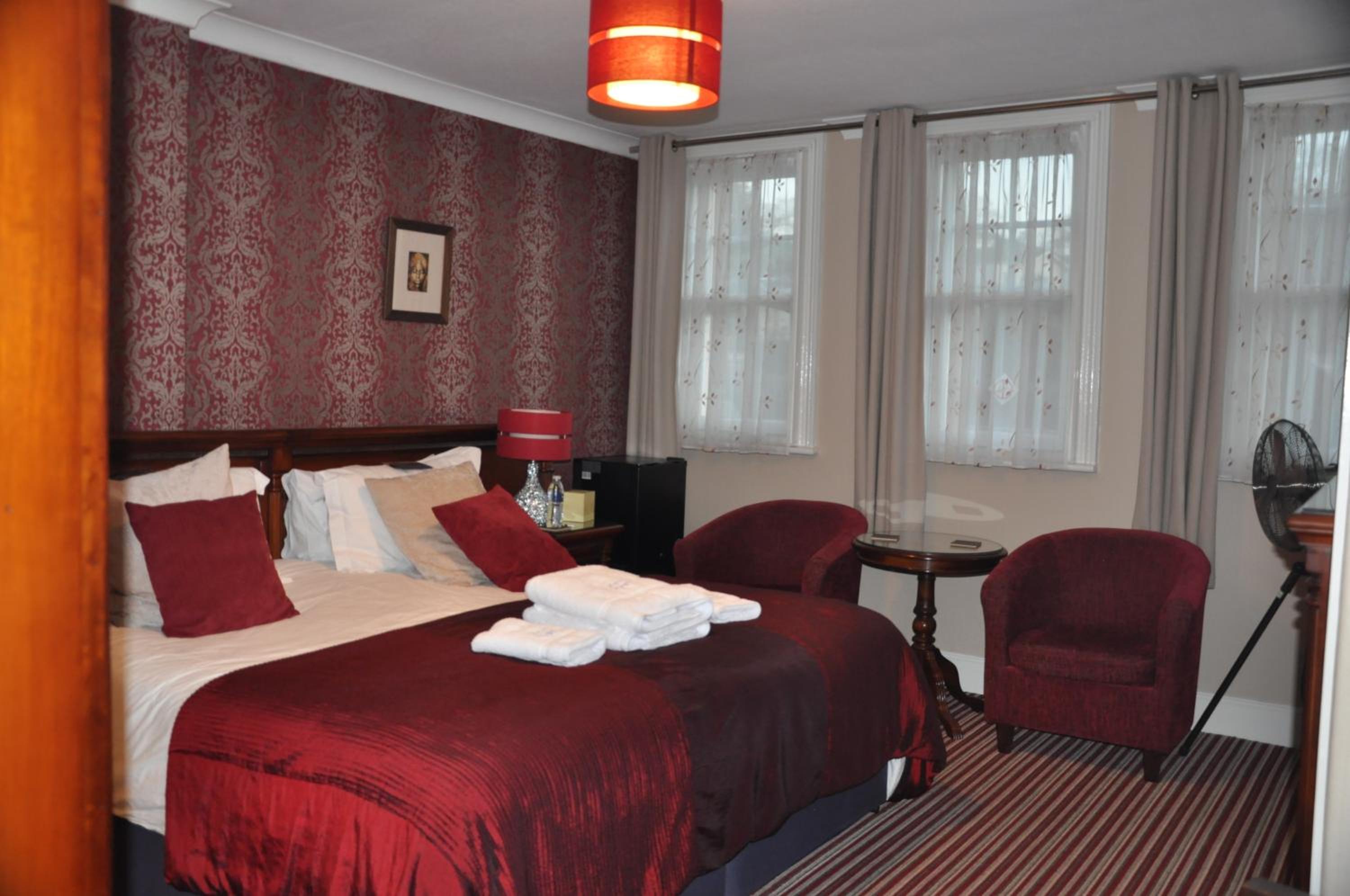 Semi Deluxe with Super King Bed En-suite with shower