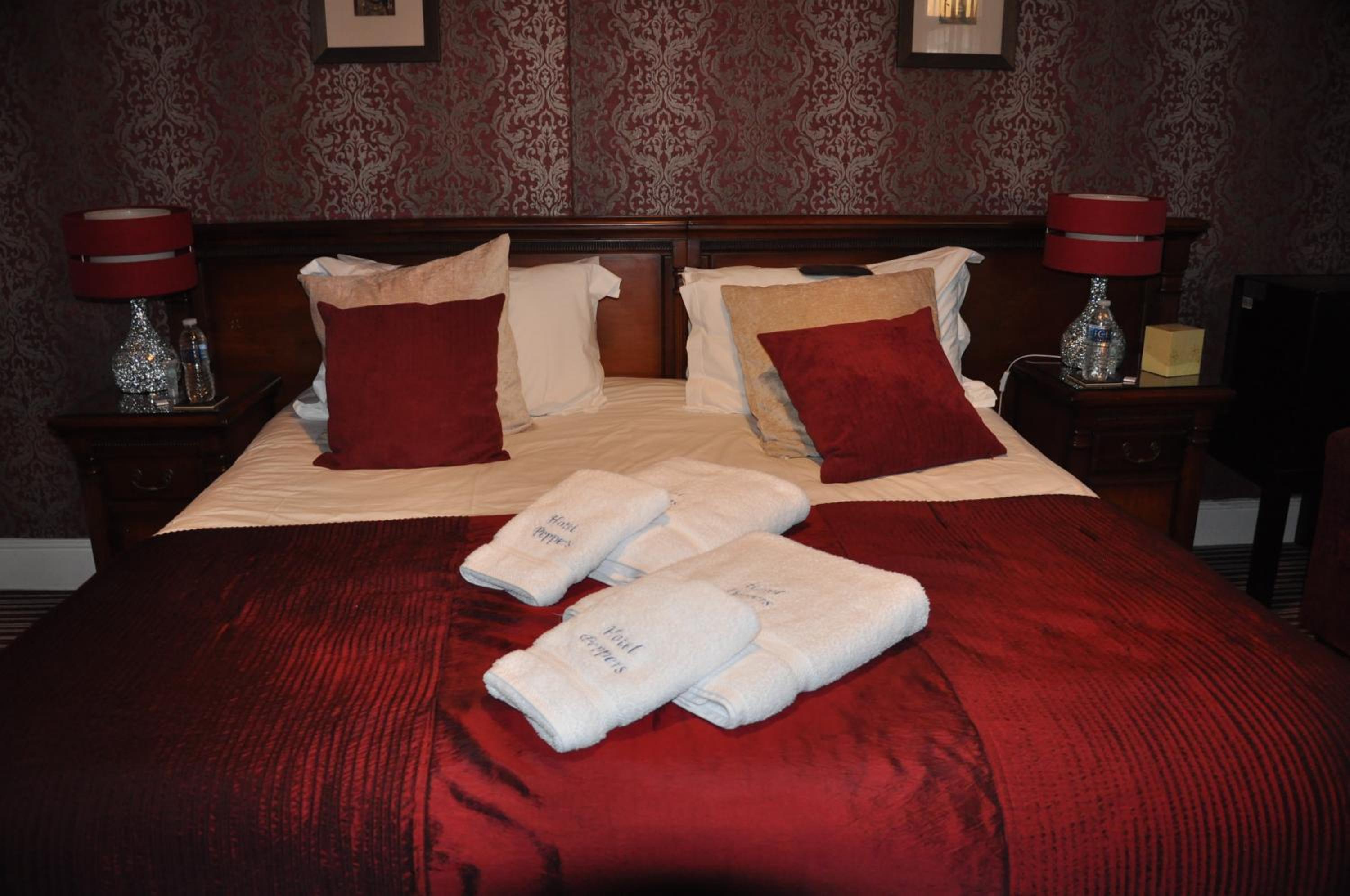 Semi Deluxe with Super King Bed En-suite with shower