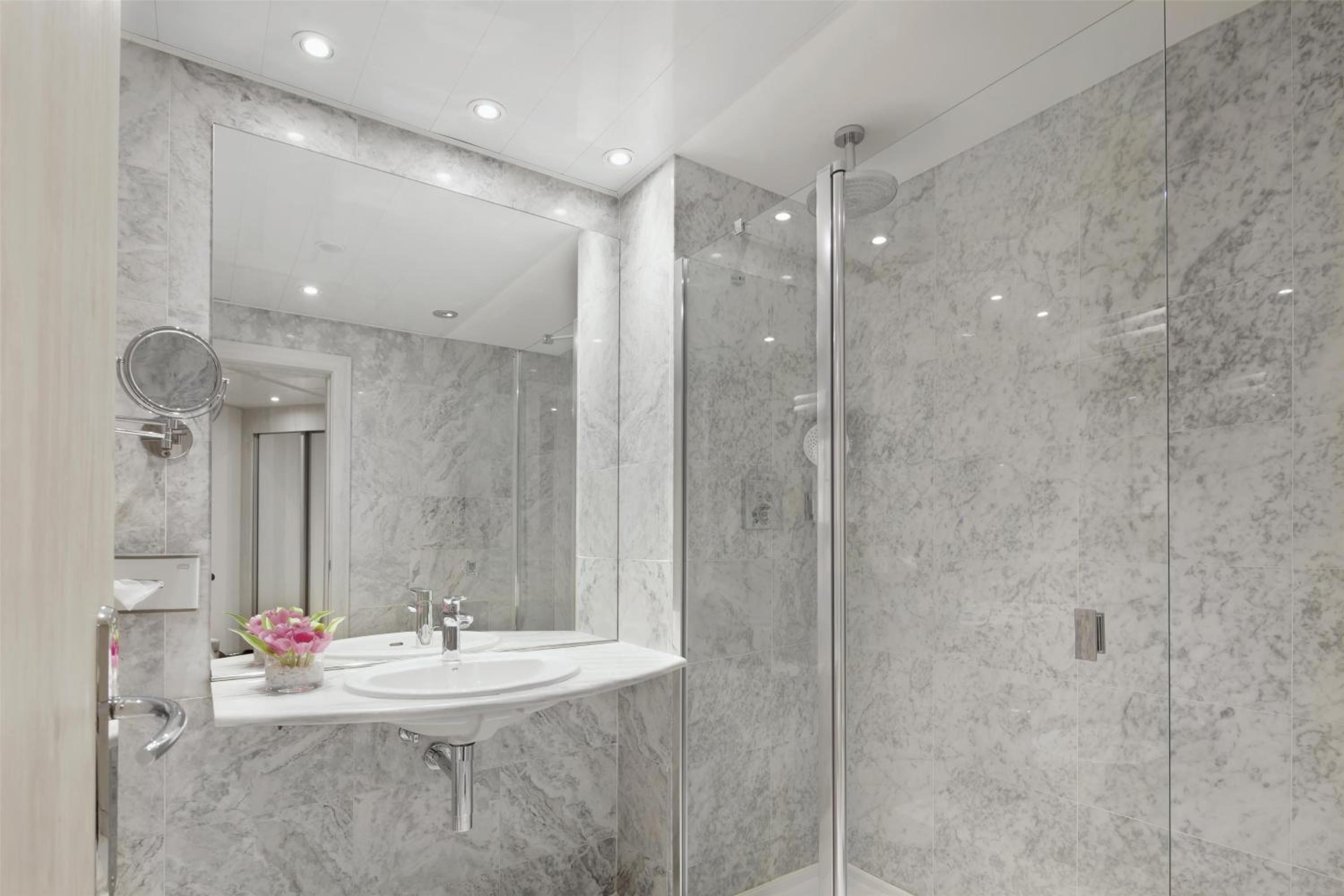 Family Quintuple Interconnecting (2 Adults + 2 Children)