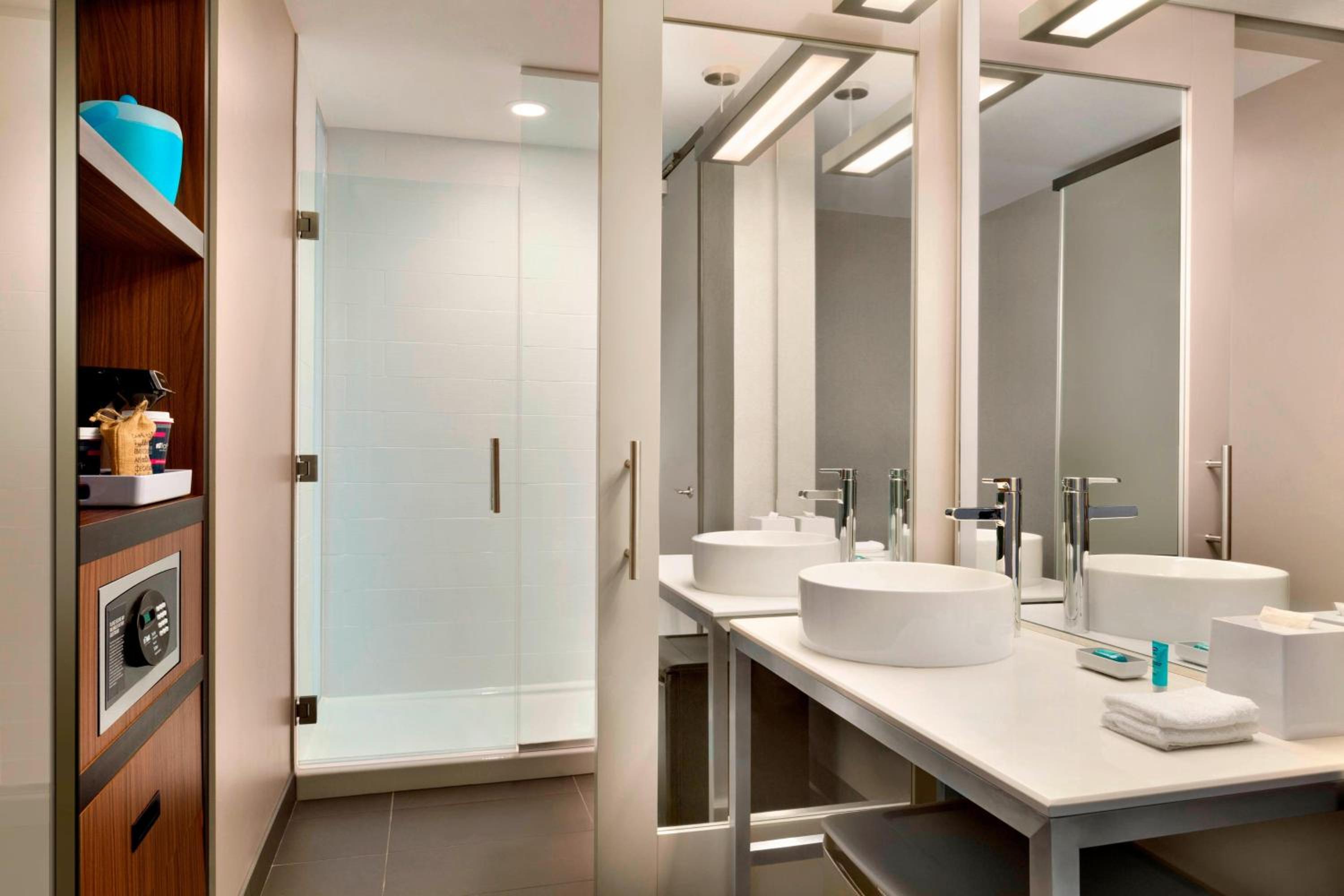Aloft King Room with Tub - Mobility Accessible