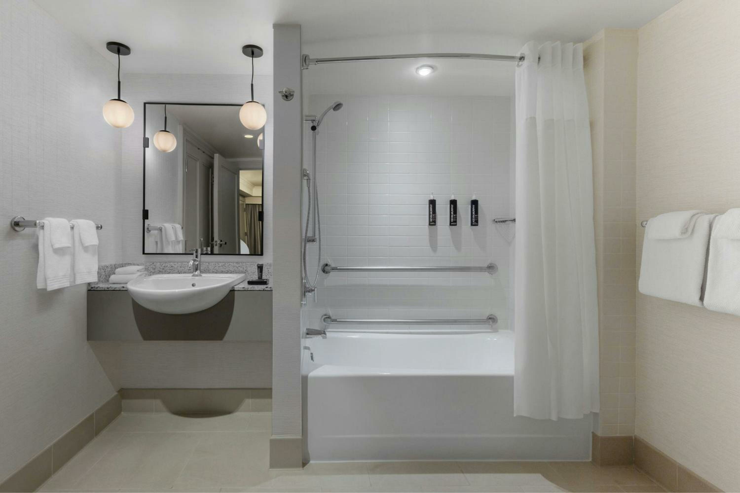 Double Room with Two Double Beds, Harbor View and Adapted Tub - Mobility and Hearing Accessible