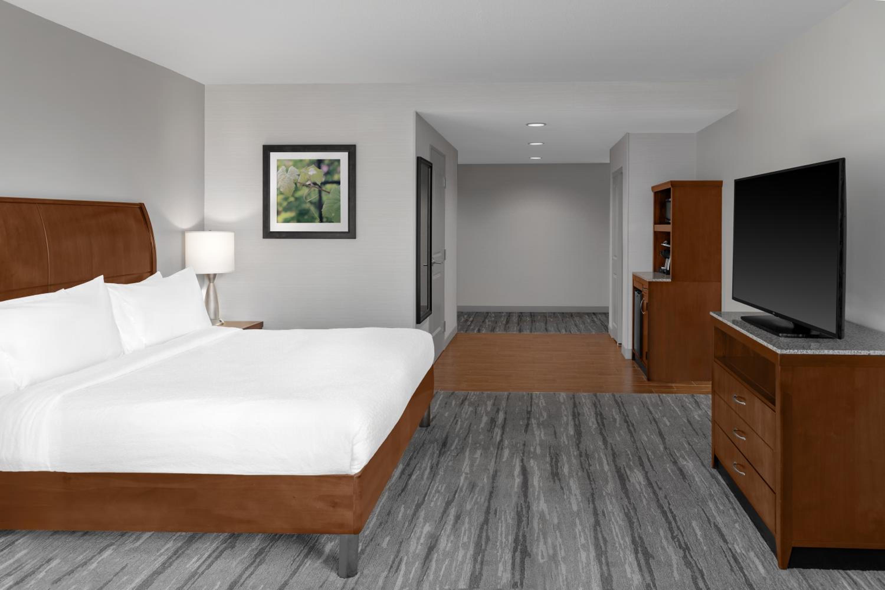 Corner King Room with City View