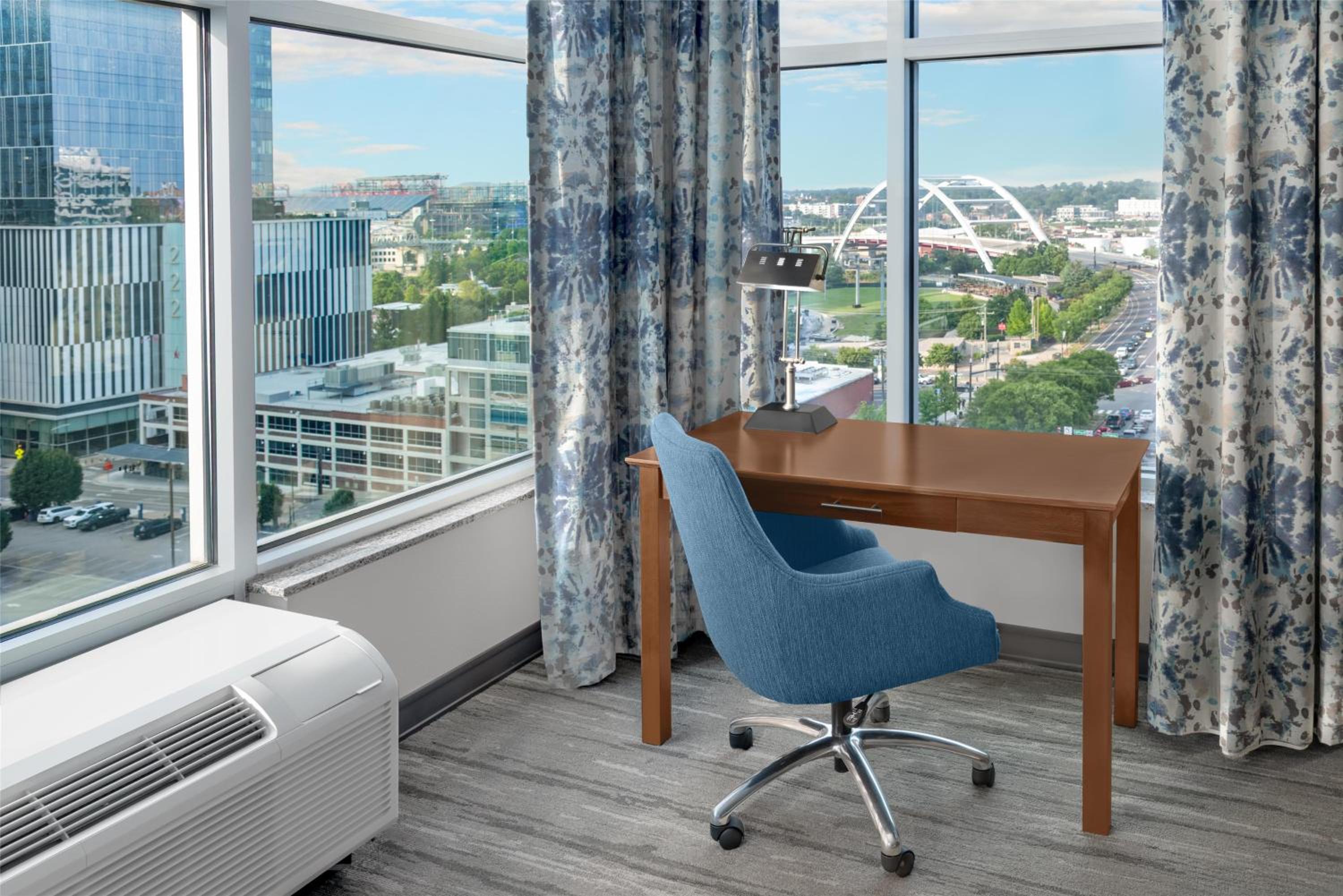 Corner King Room with City View