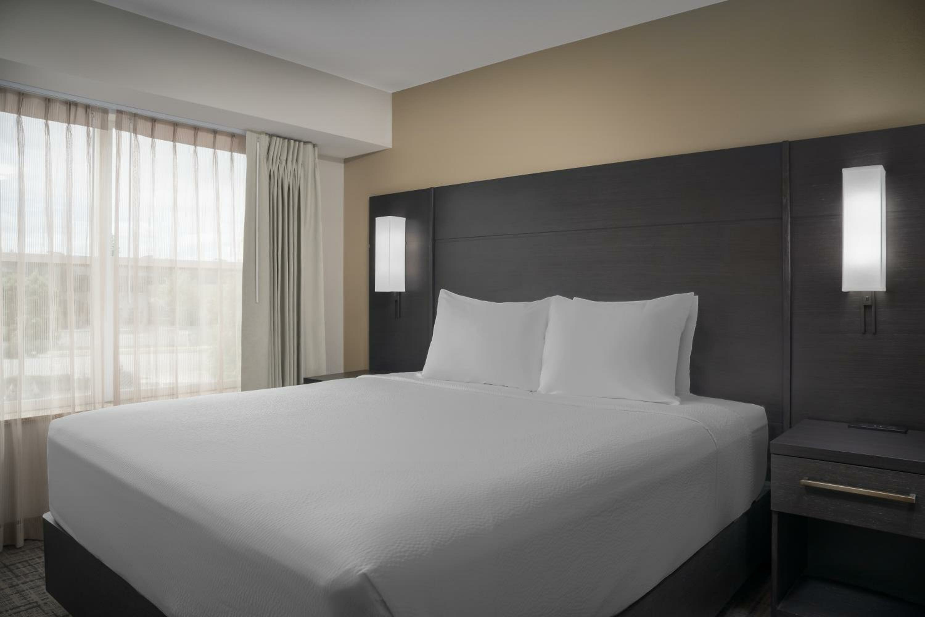 One-Bedroom Queen Suite with Sofa Bed - Hearing Accessible