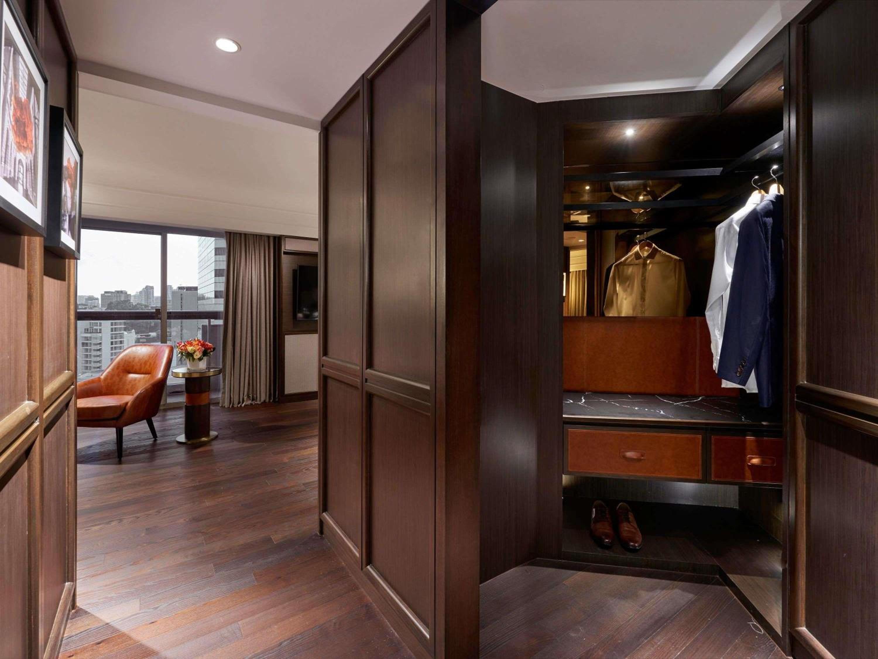 Signature Gold Suite, 1 King, 2 Balconies, Lounge Access