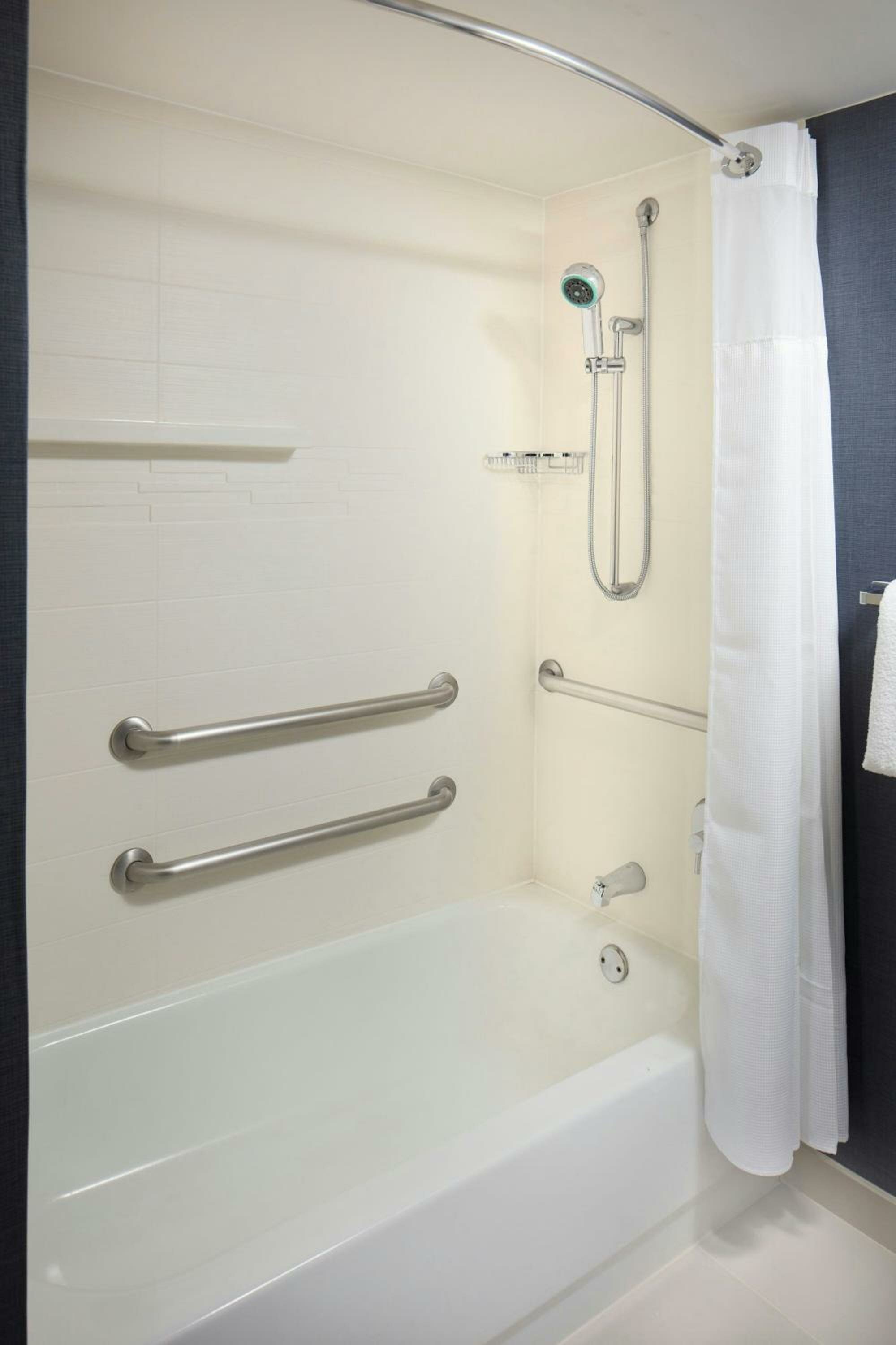 Queen Studio with Sofa Bed and Adapted Tub - Mobility and Hearing Accessible