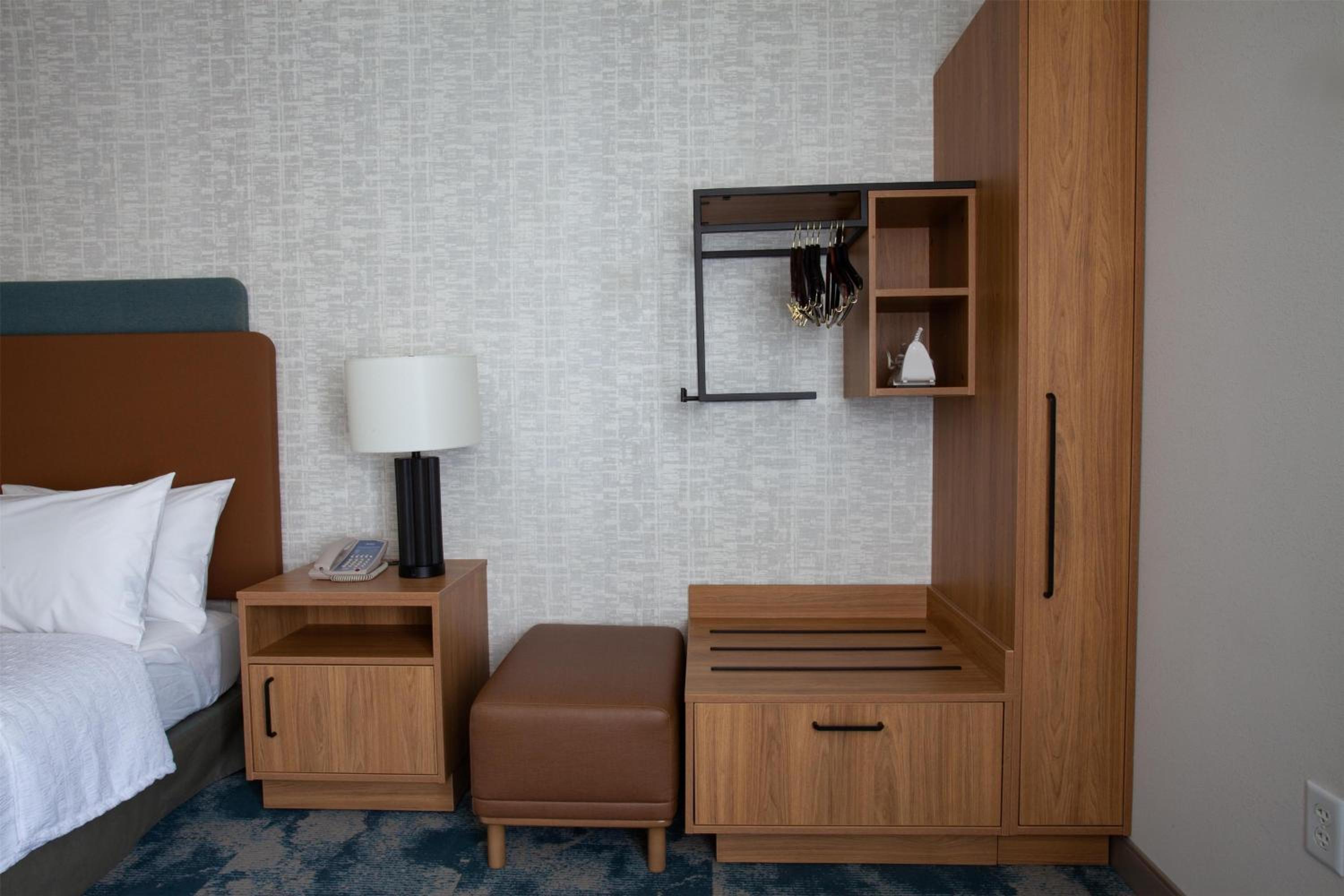 King Room with Bath Tub - Mobility and Hearing Access