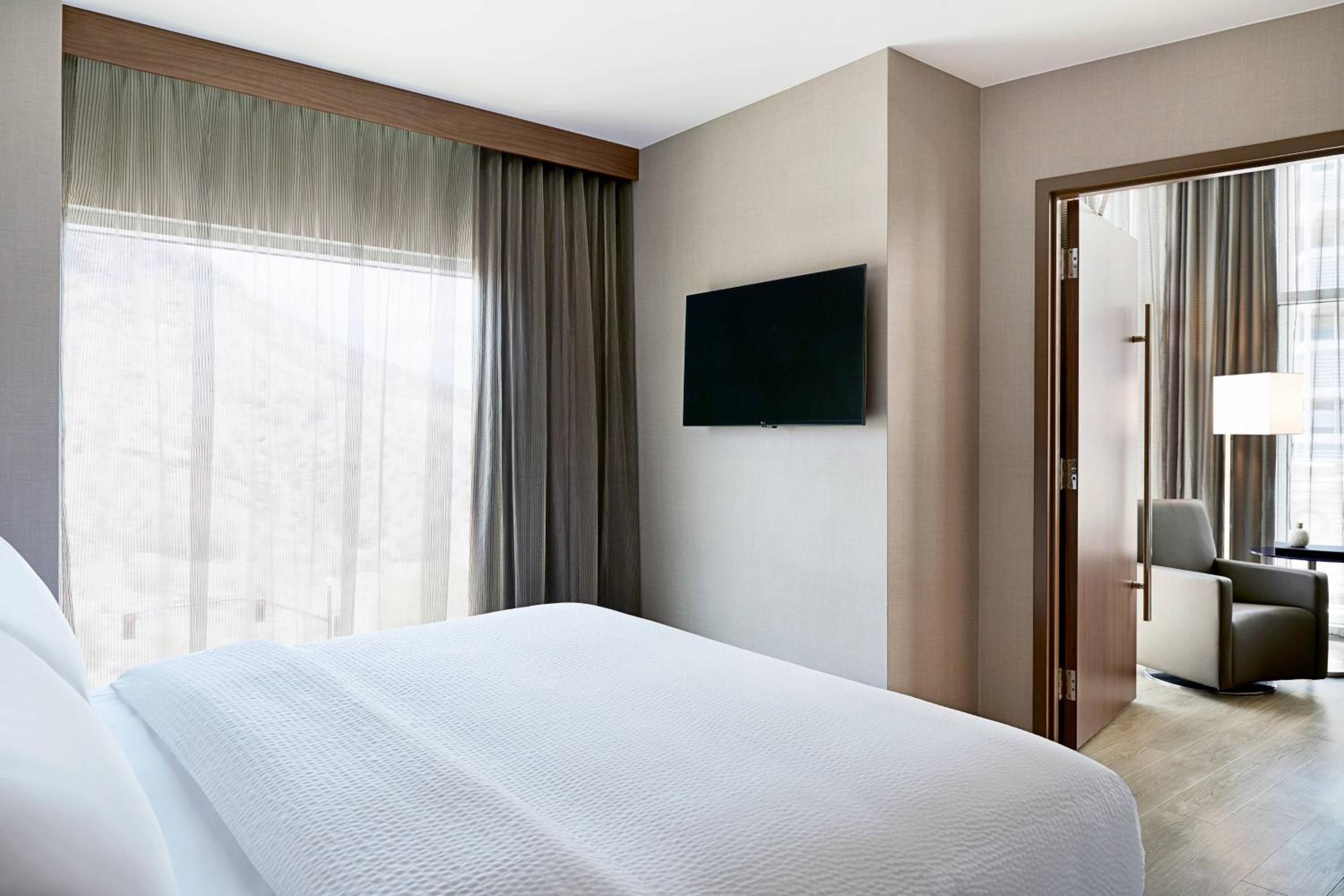 One-Bedroom King Suite Balcony, Corner Room - Mobility and Hearing Accessible