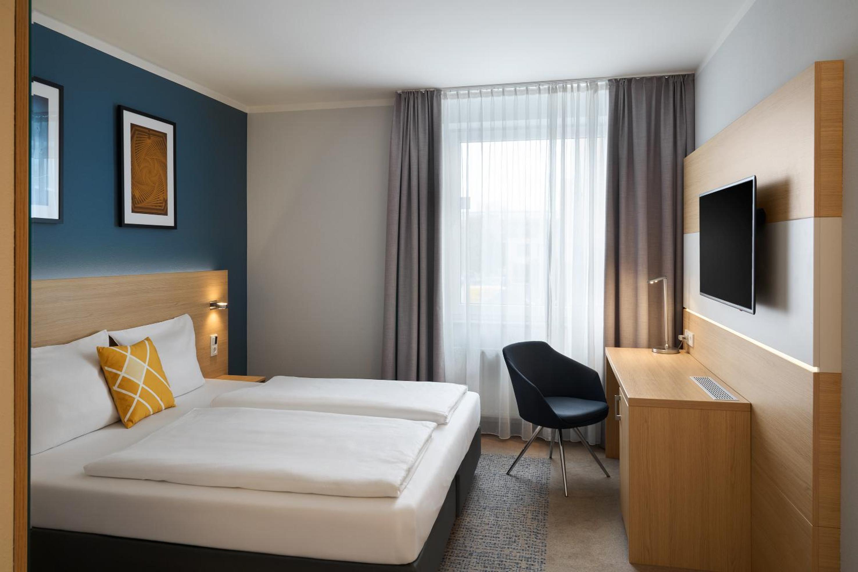 Quiet Standard King Room with Courtyard View