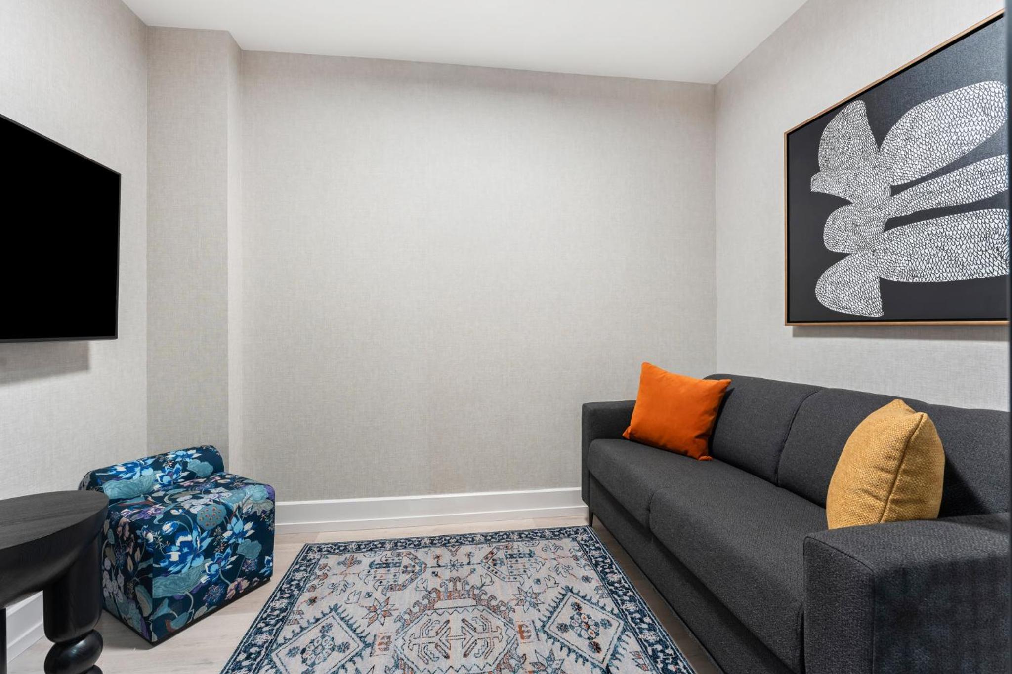 One-Bedroom Queen Suite