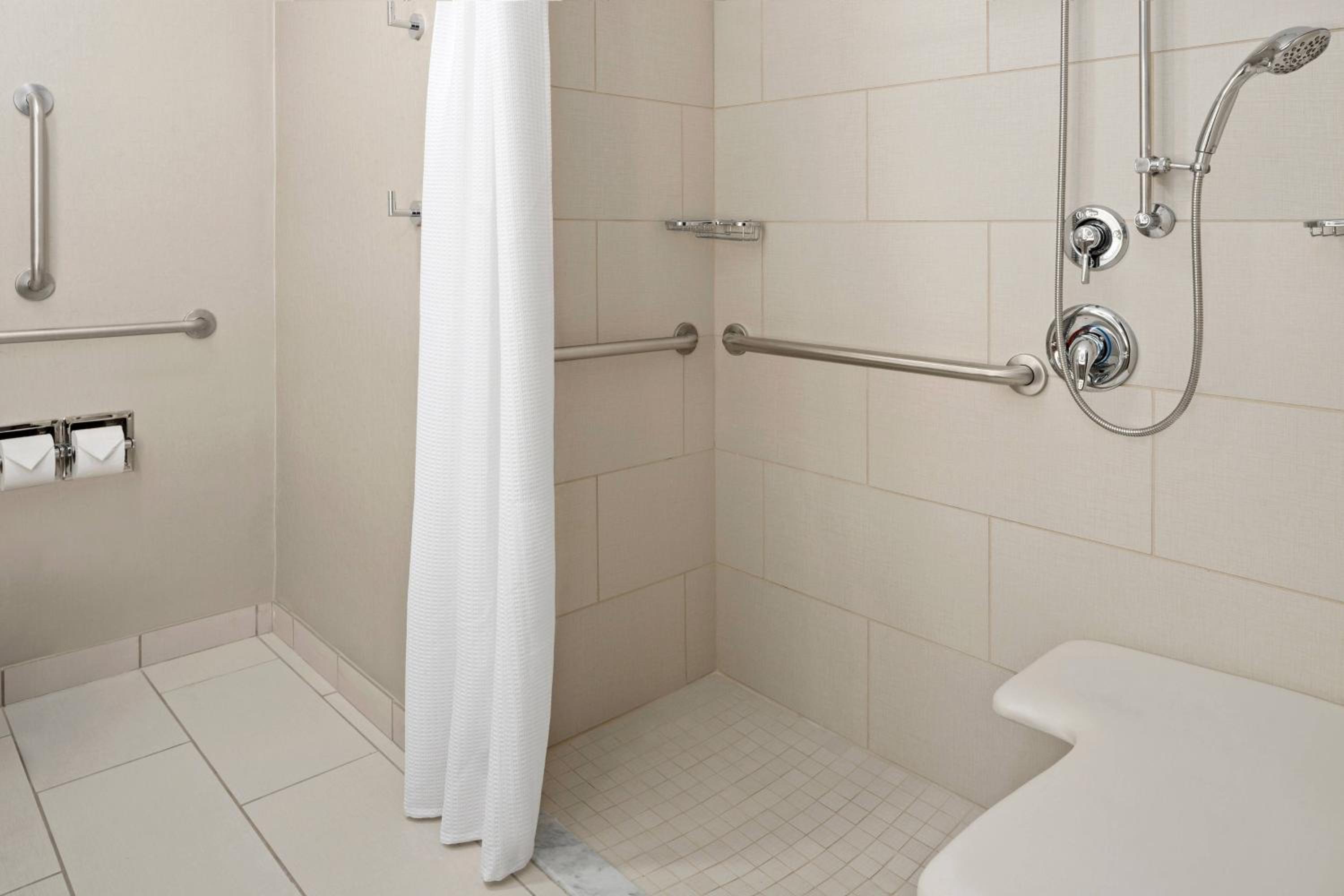 Queen Studio with Sofa Bed and Adapted Tub - Mobility and Hearing Accessible