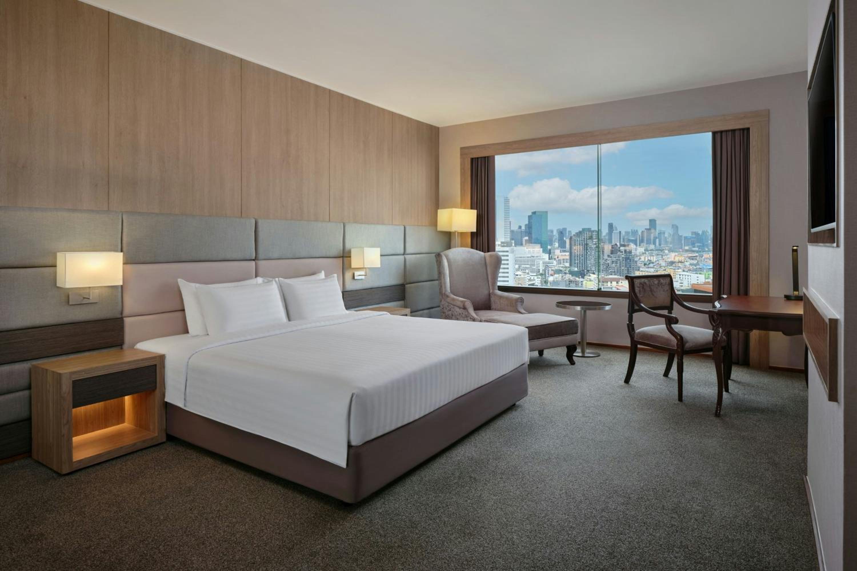 Advantage Room with One King Bed and City View
