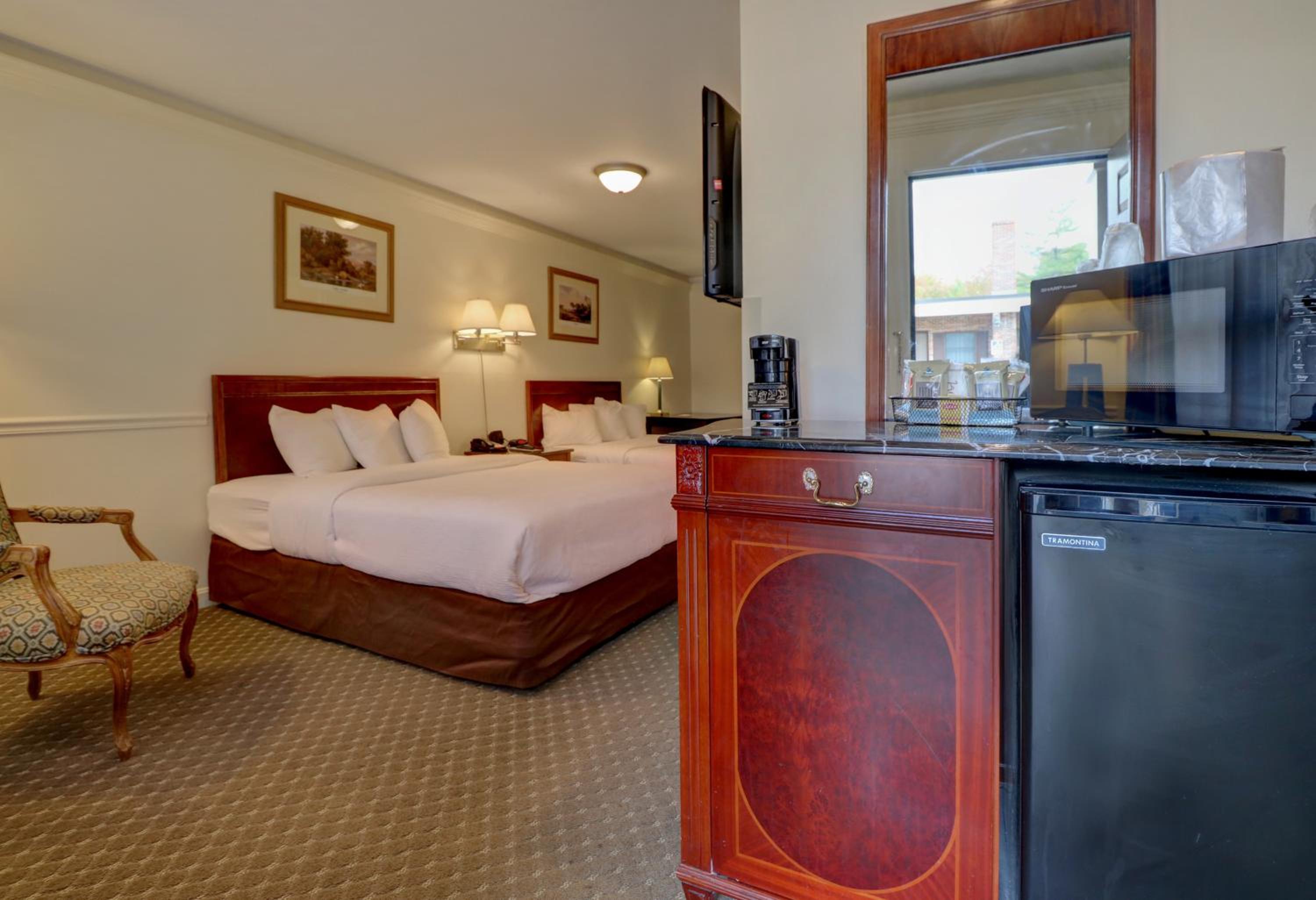 Standard 2 Queen Room 