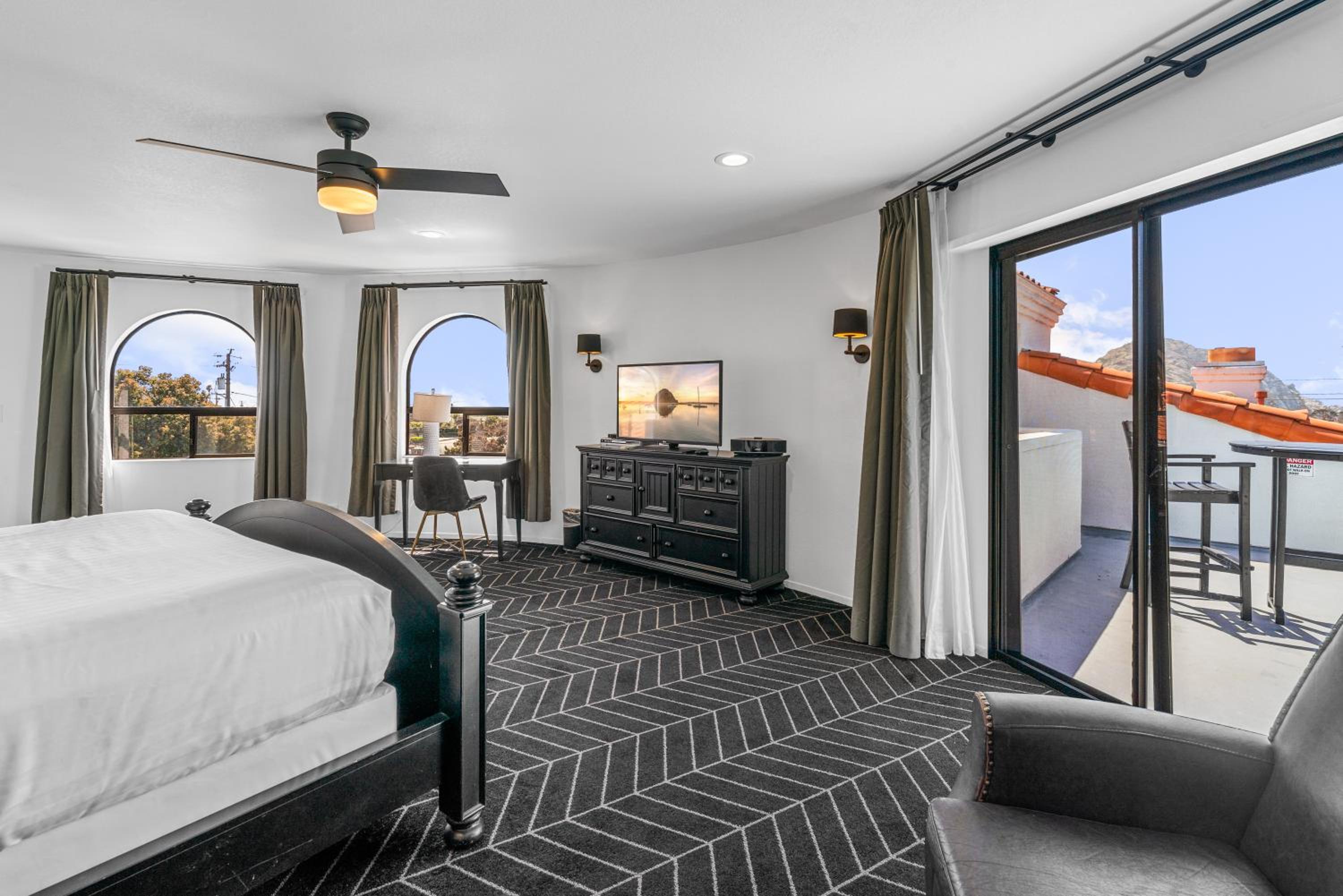 Penthouse Suite, 1 King Bed, Fireplace & Patio, Non-Smoking