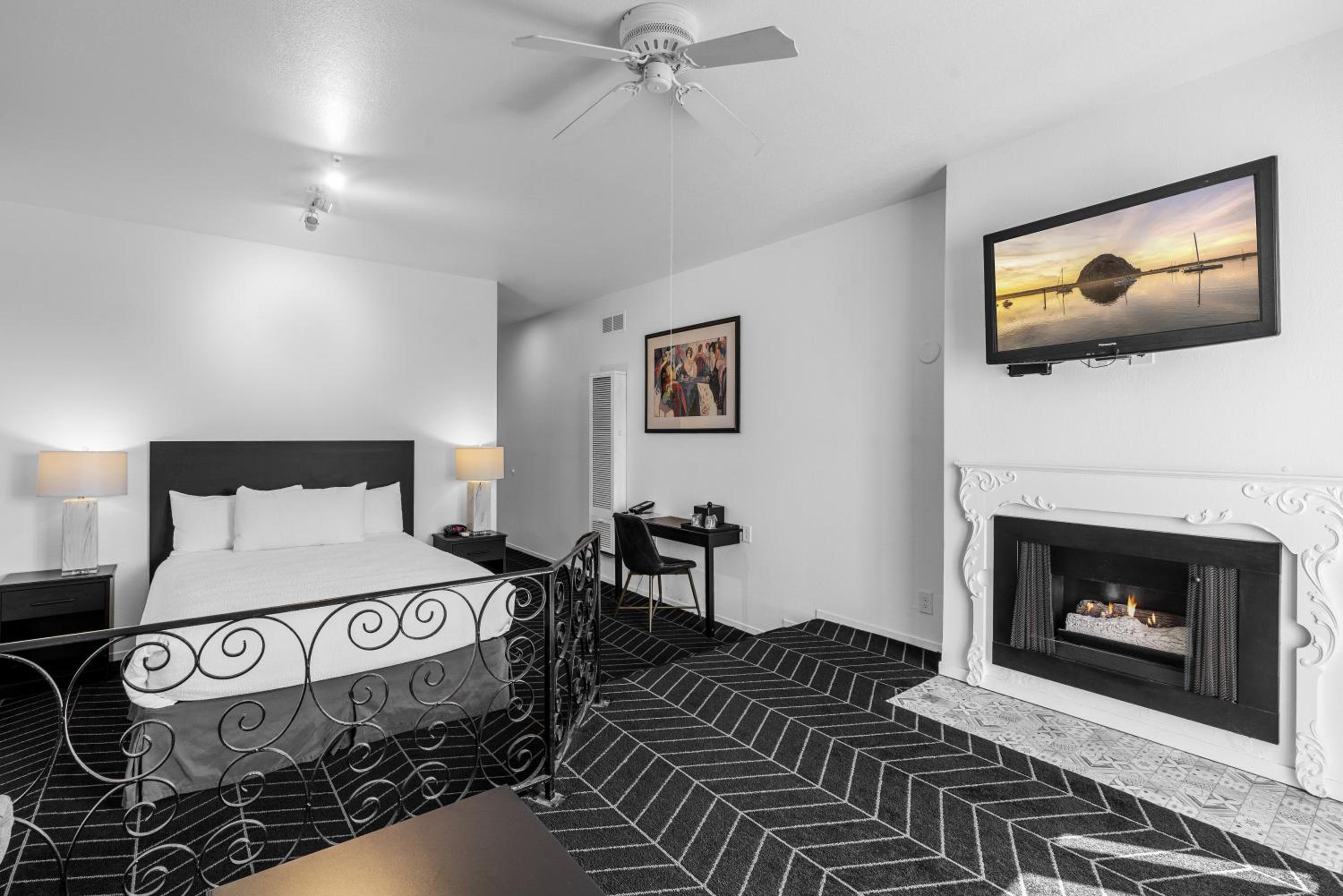 Deluxe Queen Bed with Fireplace, Balcony, Non-Smoking