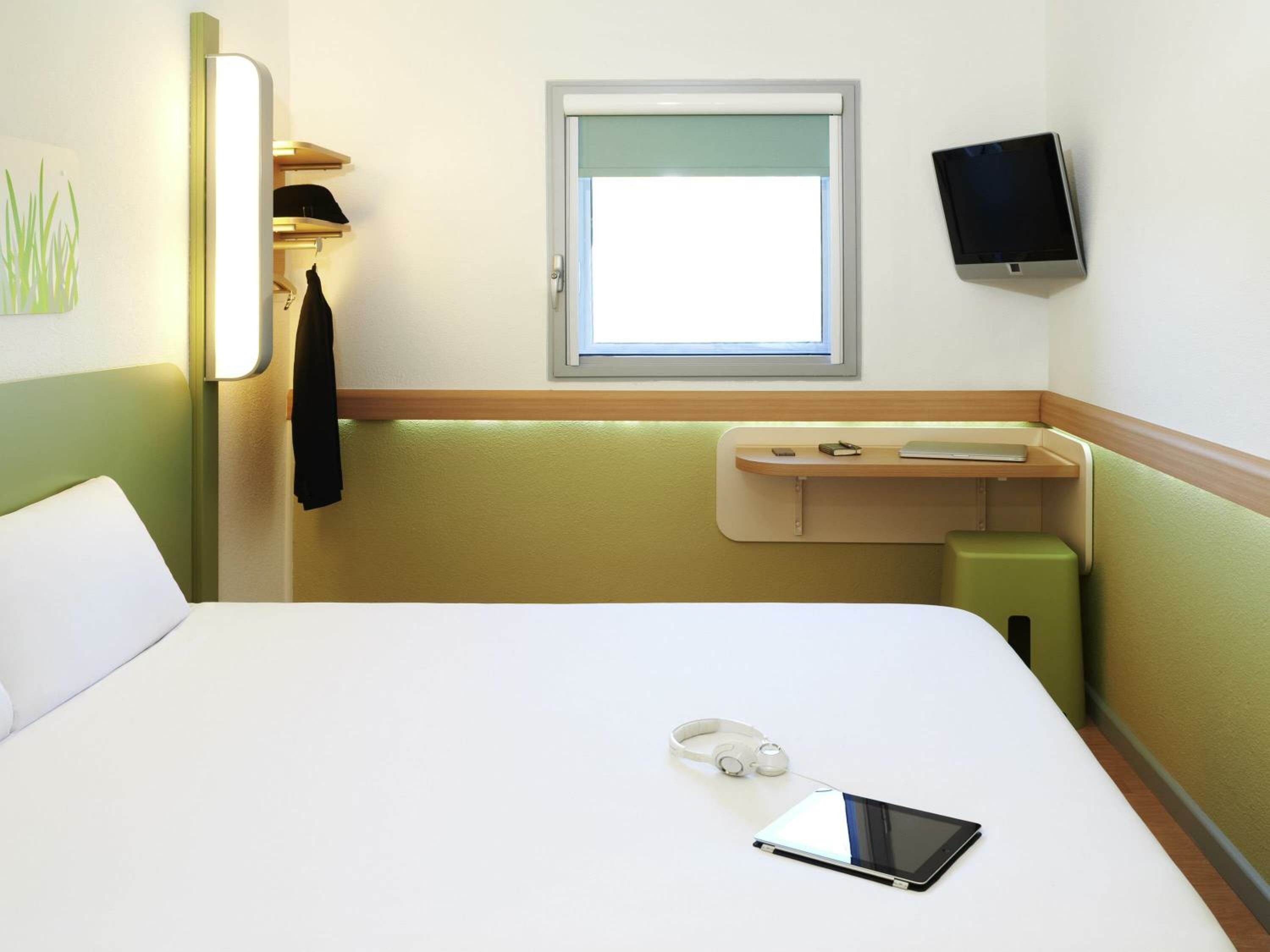 Accessible Room with 1 Queen Bed