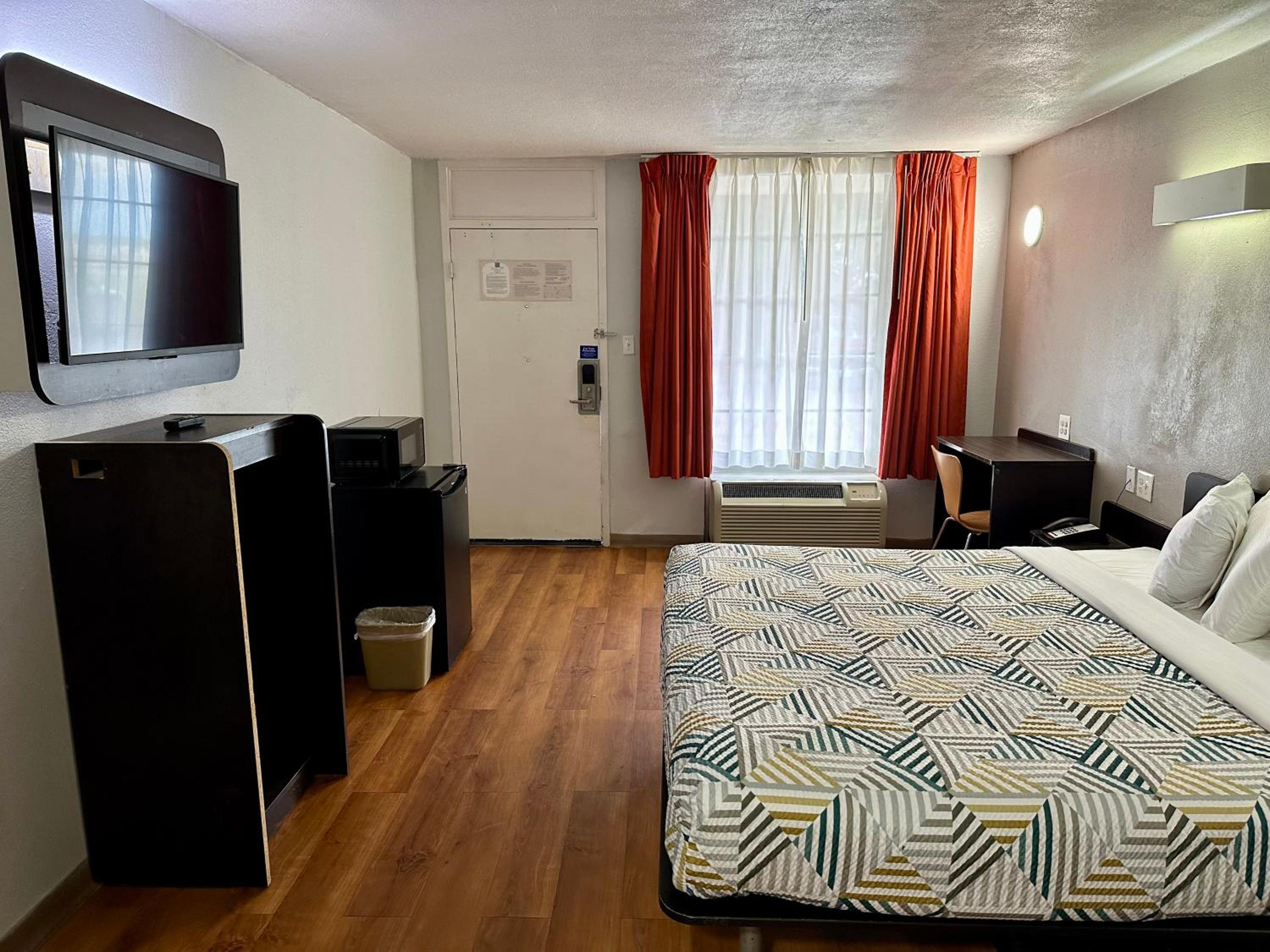 King Room with Roll-in Shower - Disability Access - Non-Smoking