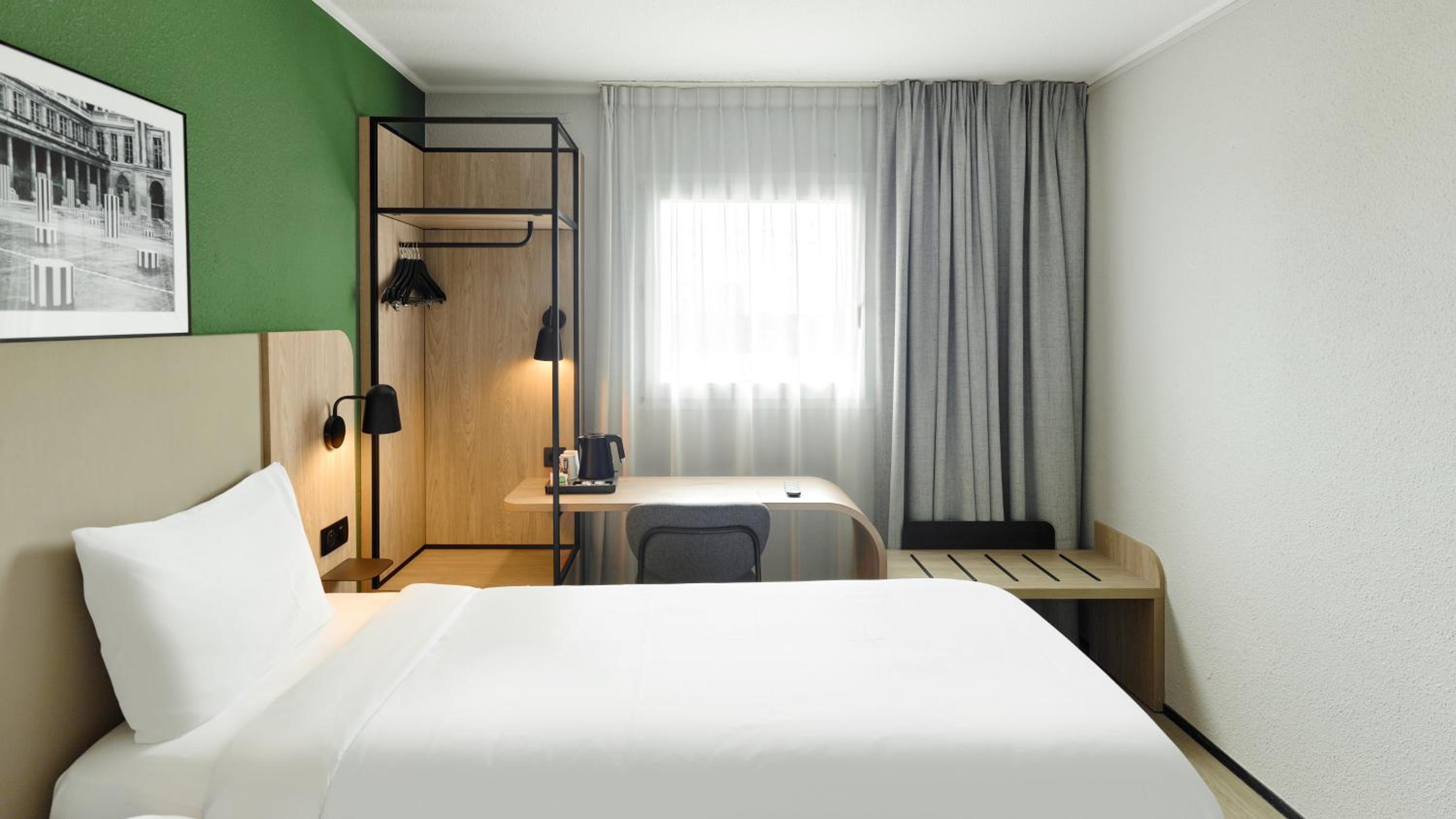 Standard Room - 1 Queen Bed