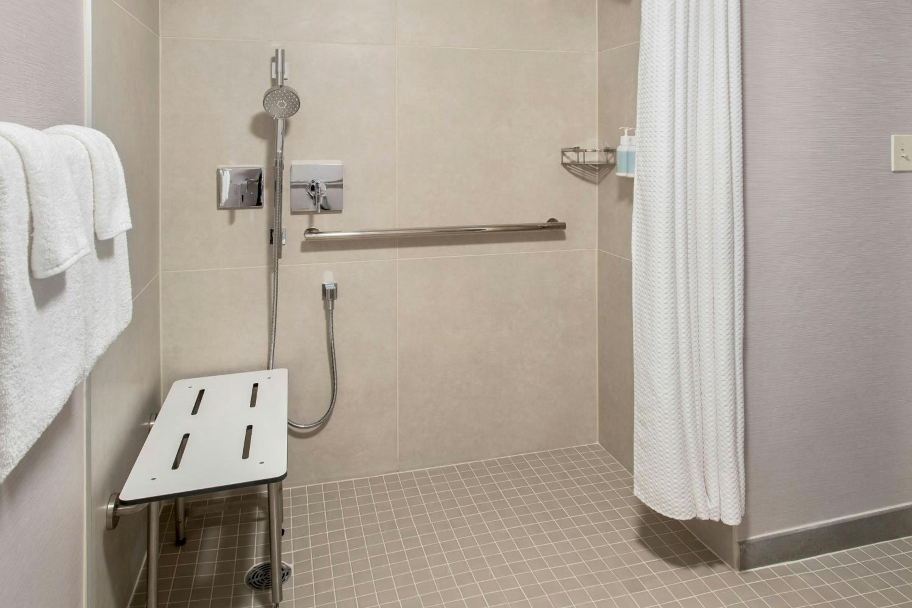 King Room with Adapted Tub - Mobility Accessible