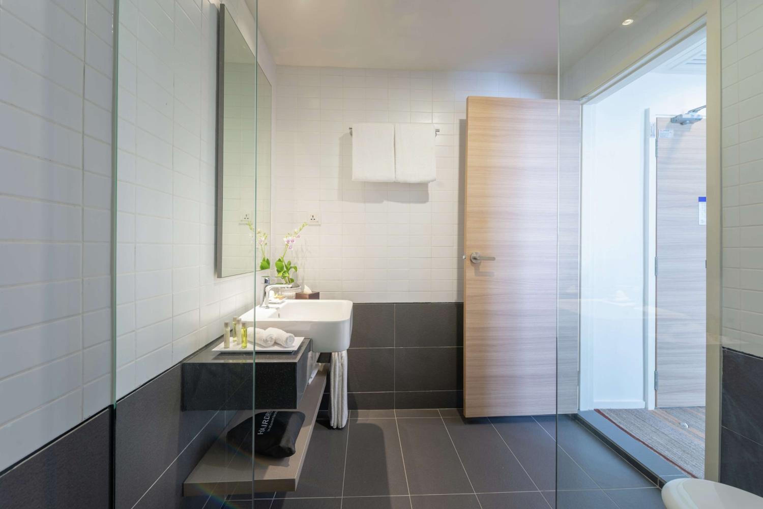 Single Guest Room with Twin Tower View