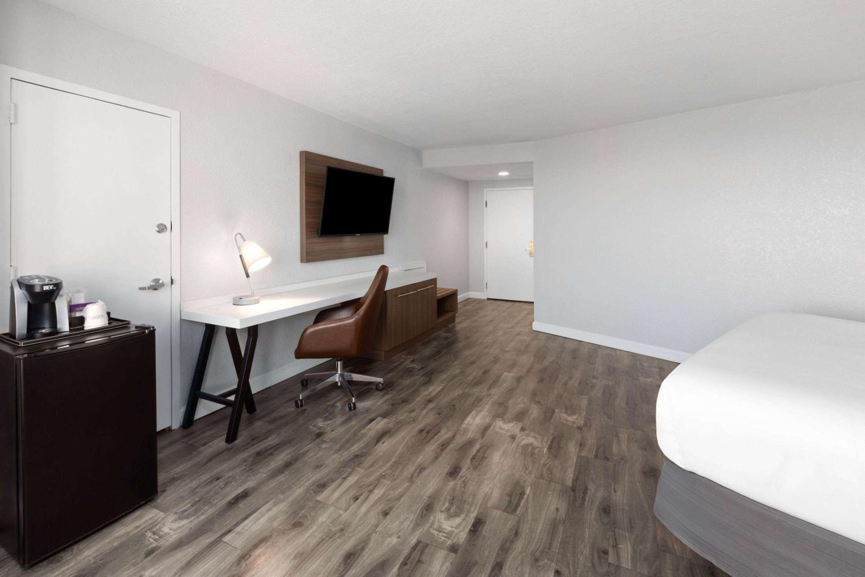 King Room with Roll-in Shower - Mobility Access/Non-Smoking