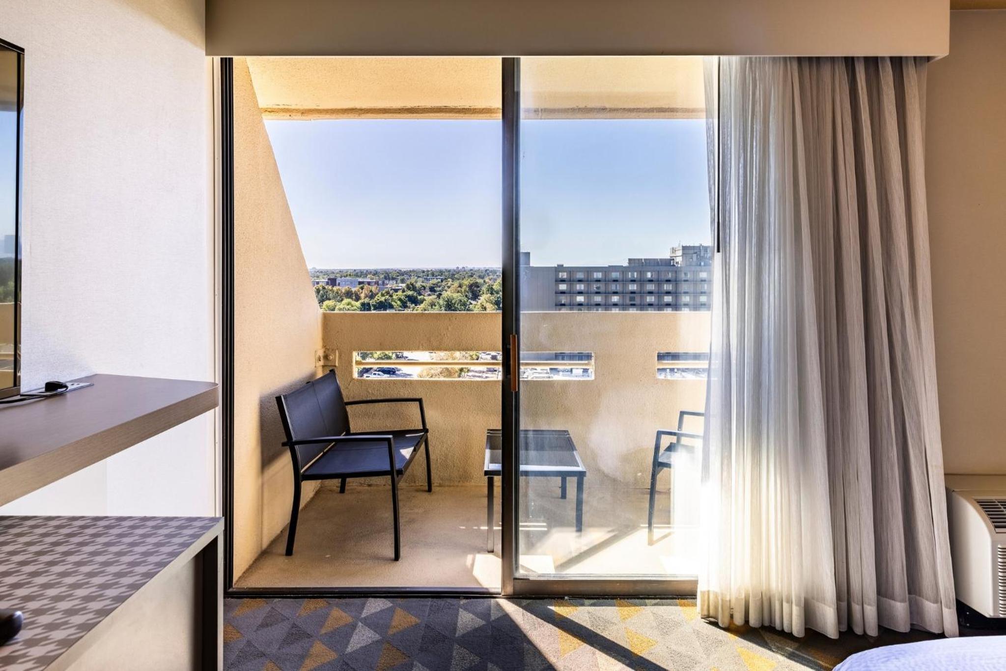 Premium Corner Queen Room with Balcony and Mountain View - Furnished