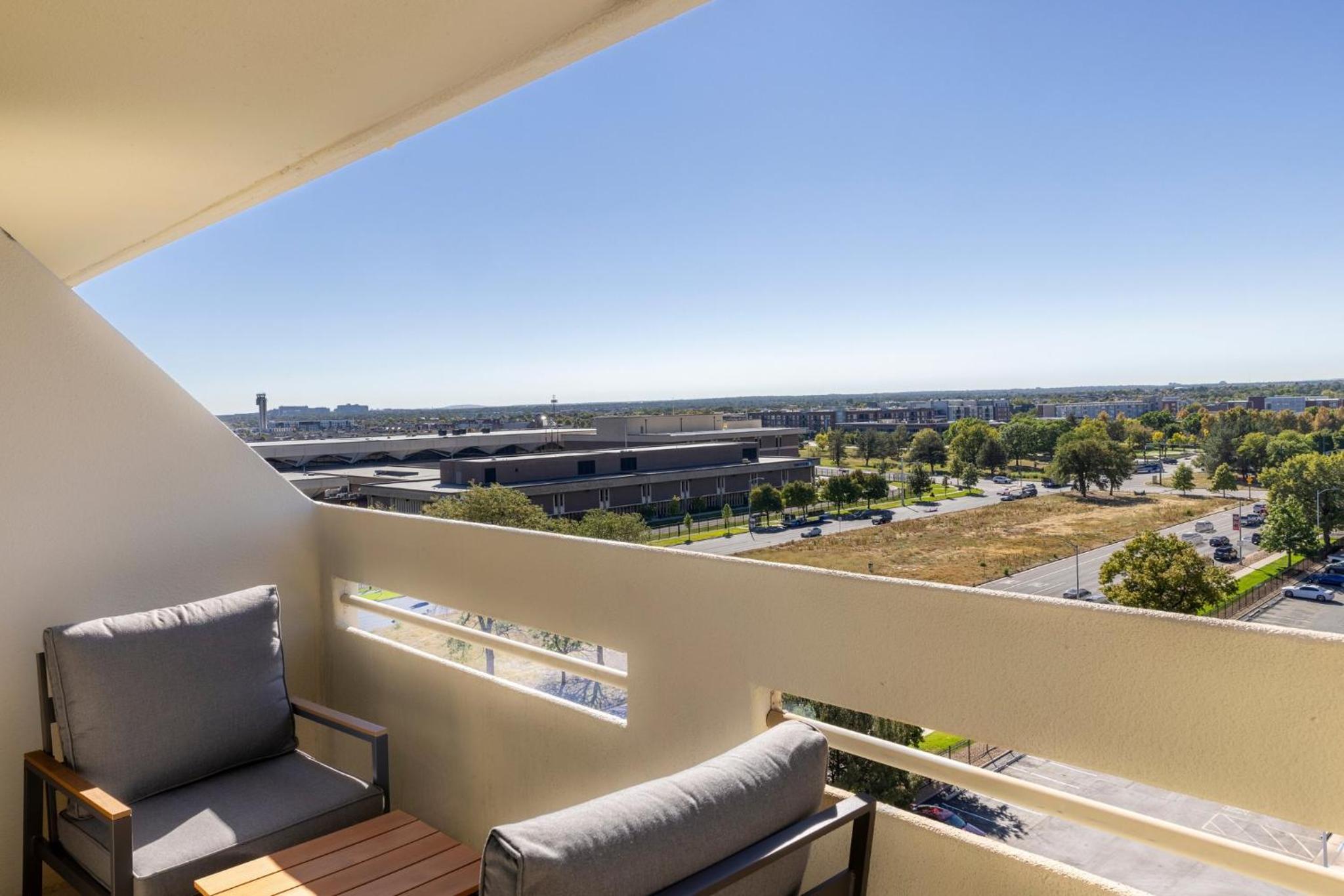 Premium Corner Queen Room with Balcony and Mountain View - Furnished