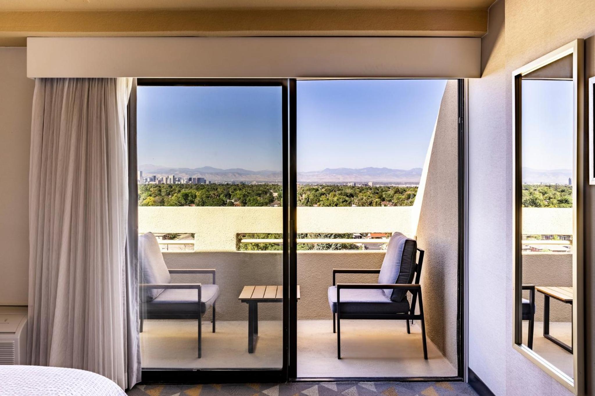 Premium Corner Queen Room with Balcony and Mountain View - Furnished