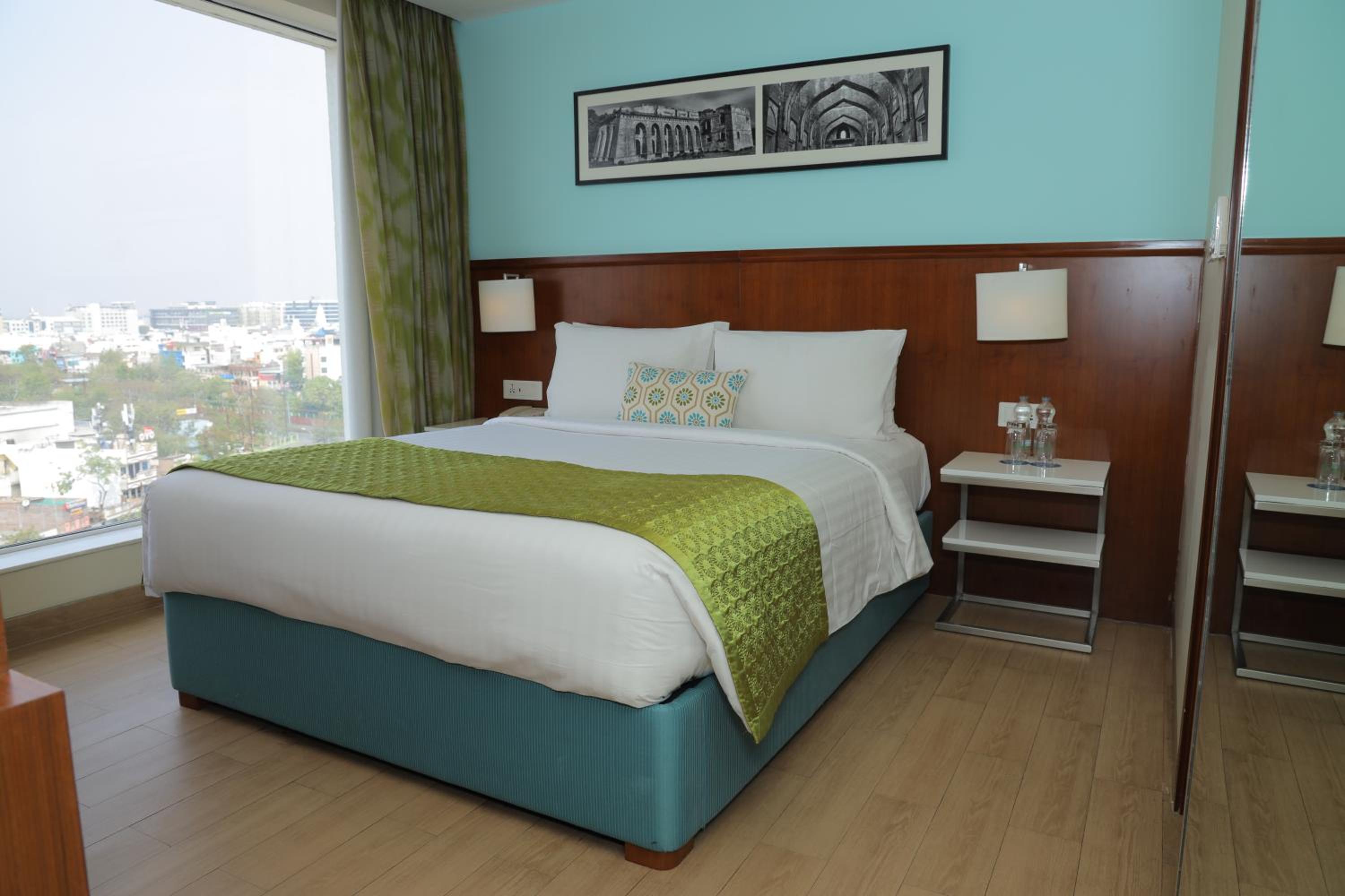 Guest room, 1 Queen, Skyline view