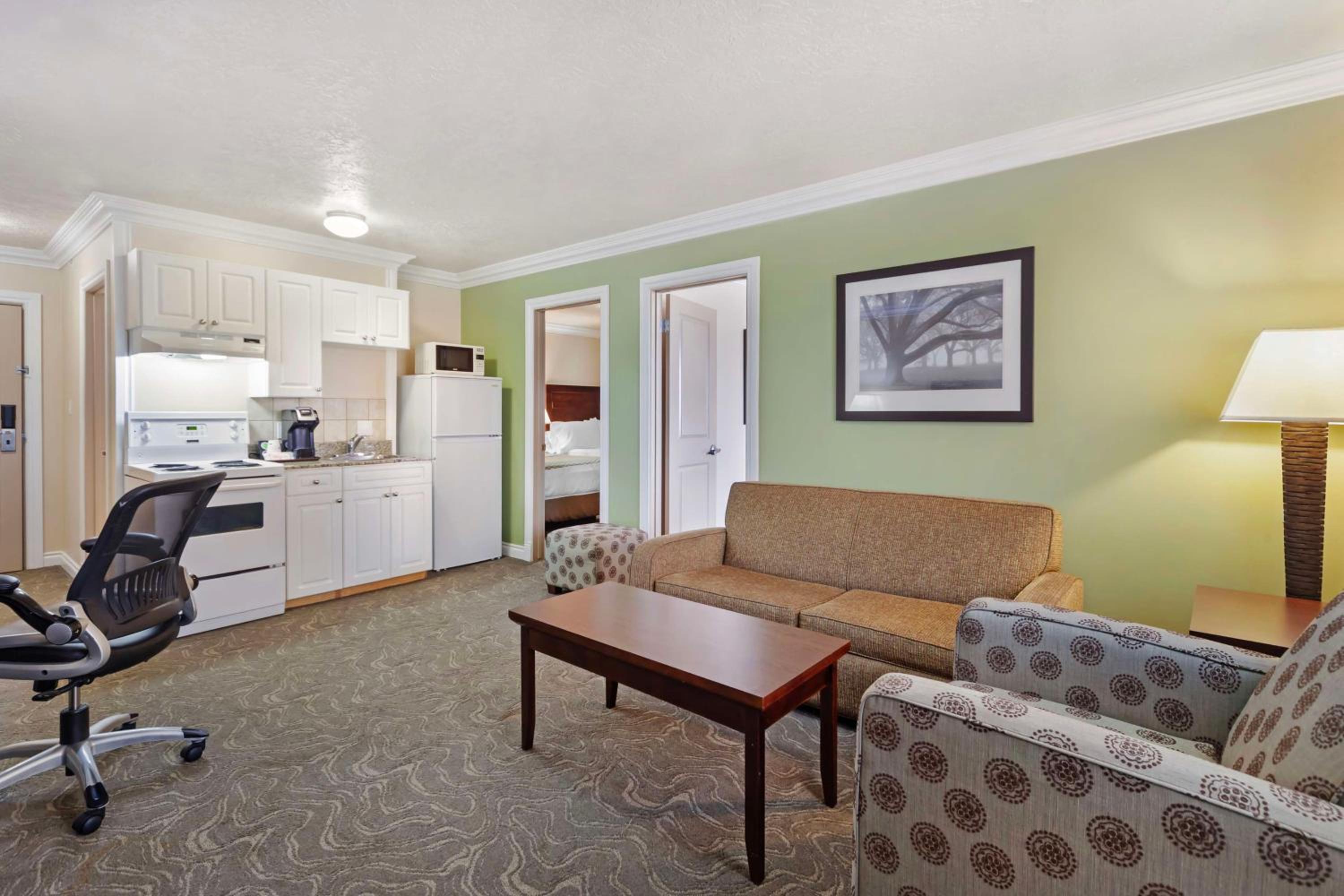 Two-Bedroom Queen Apartment with Sofa Bed and Full Kitchen - Pet Friendly/Non-Smoking