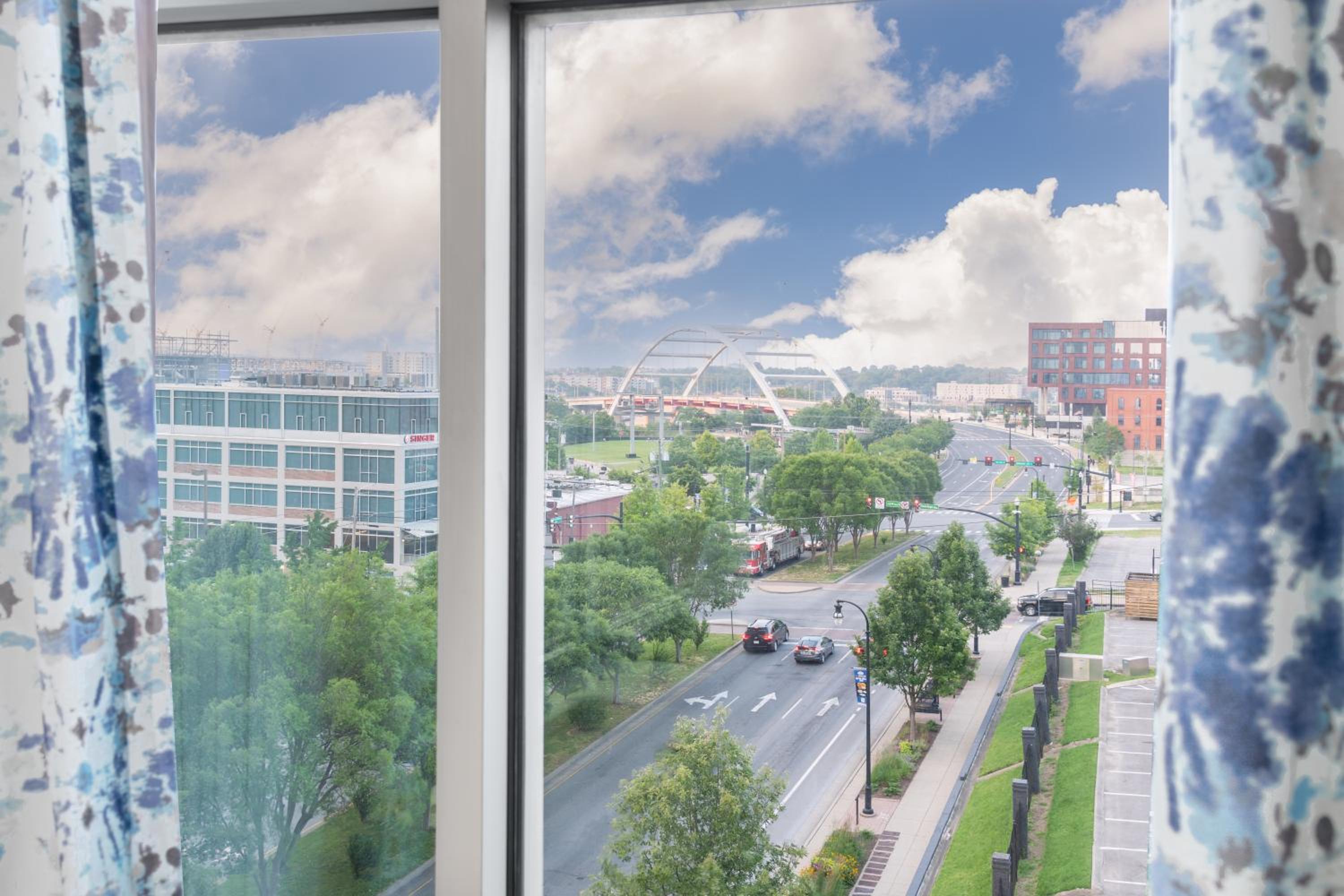 Corner King Room with View