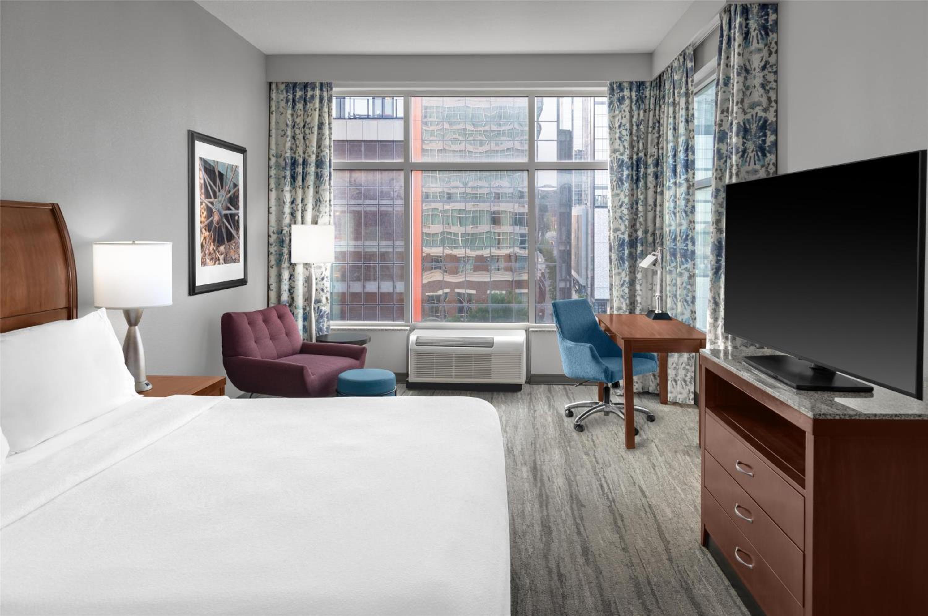 Corner King Room with View