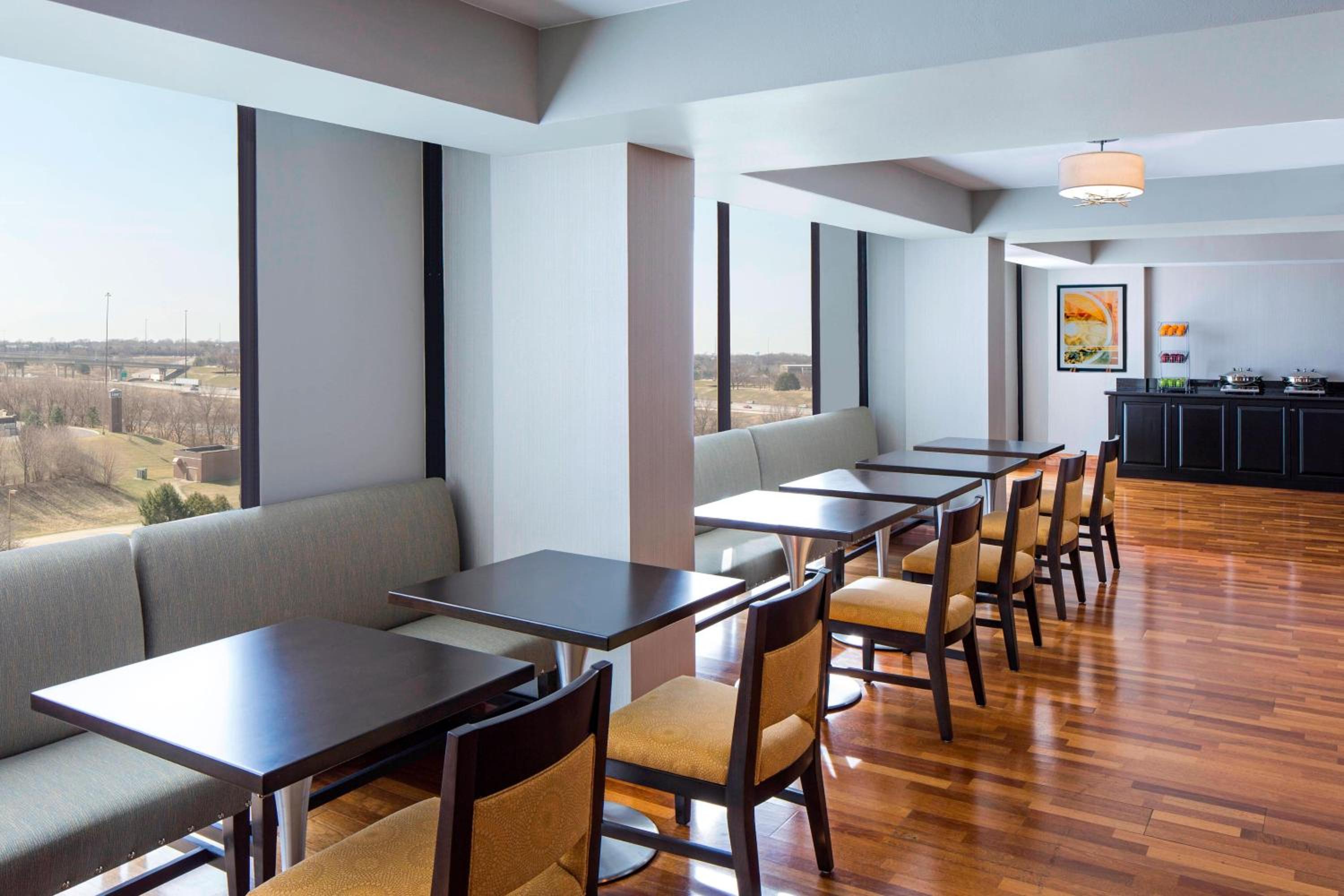 Club Level Double Room with Two Double Beds - Mobility Accessible with Tub