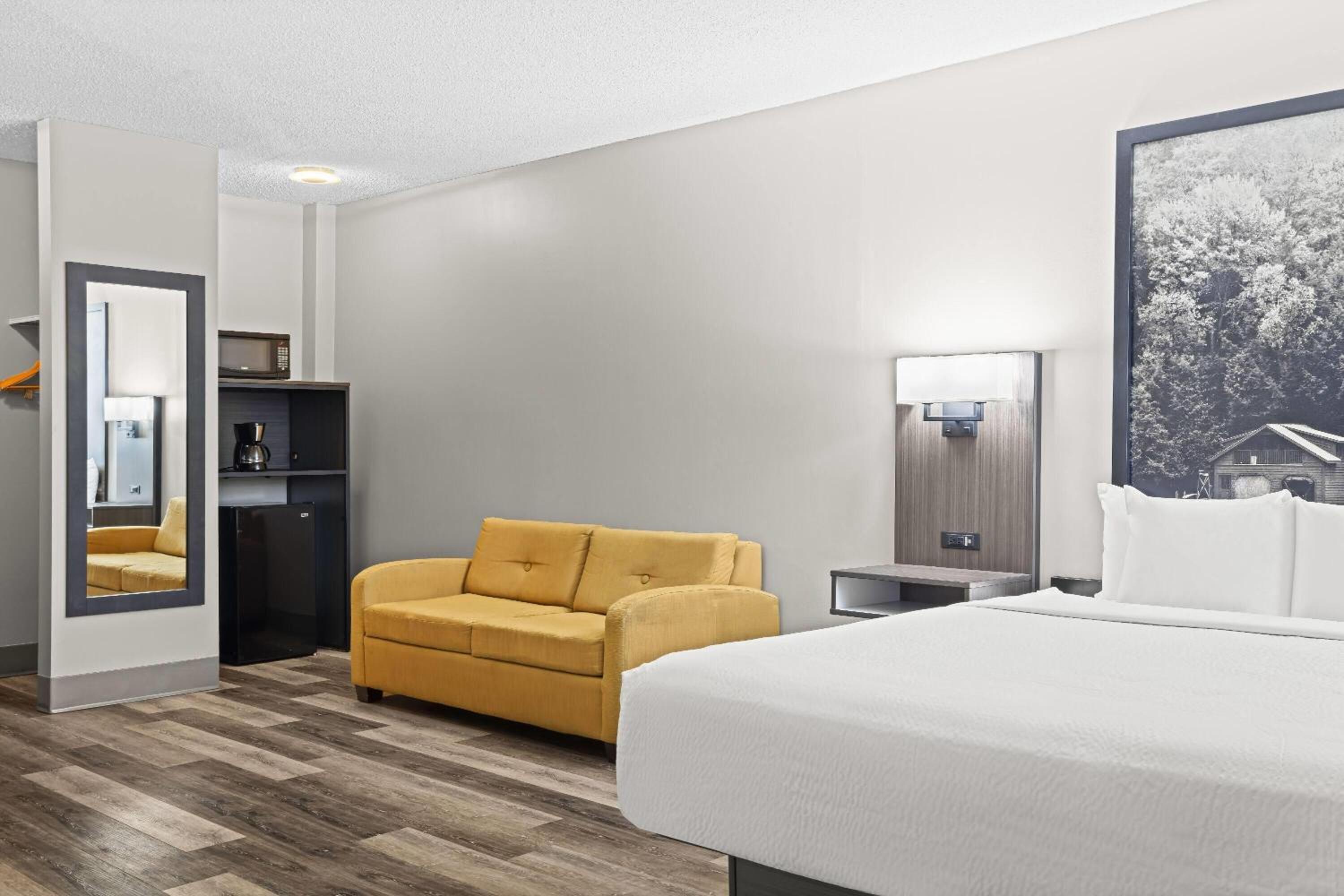 Studio Suite with One King Bed - Ground Floor - Non-Smoking