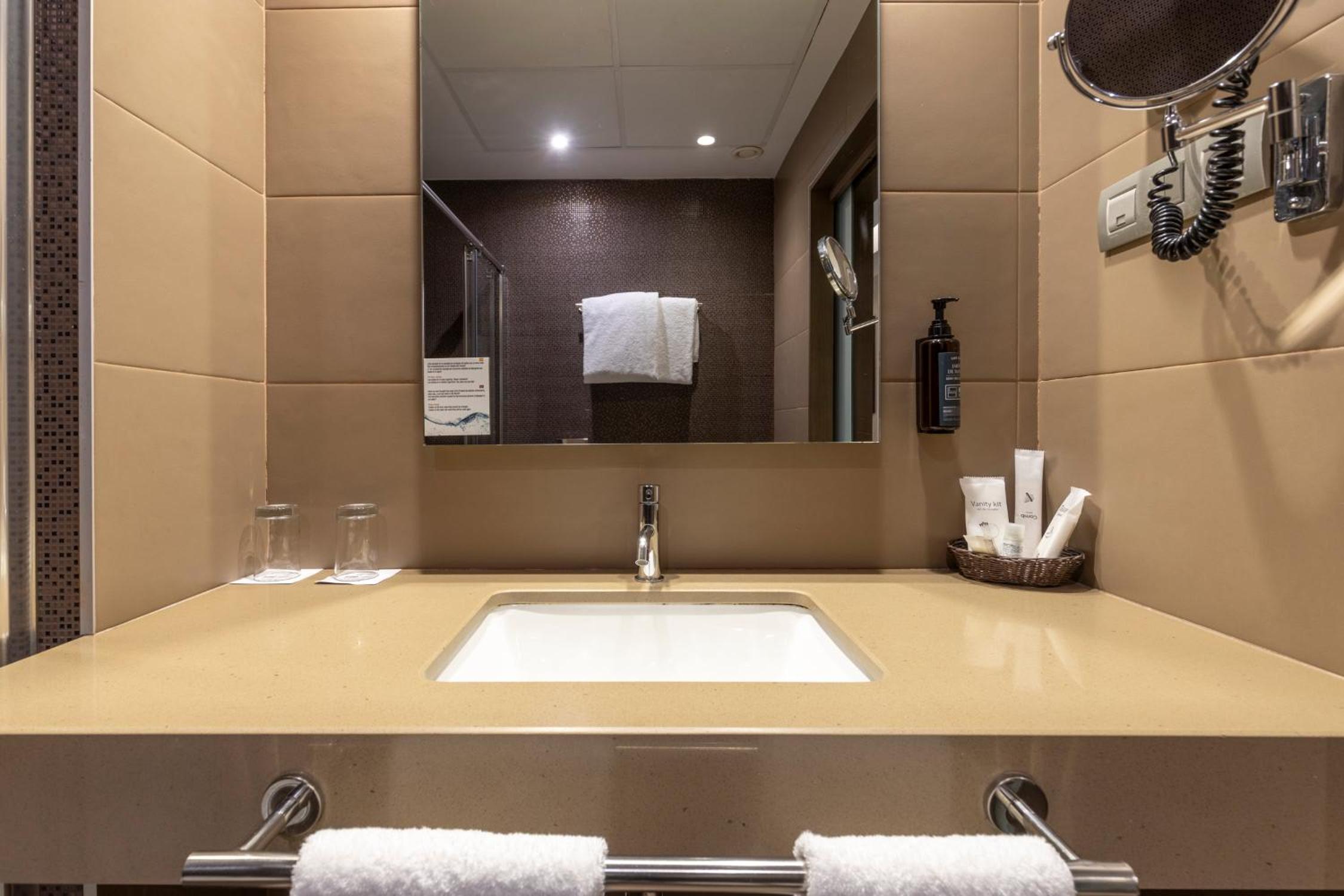 Deluxe Double Room (2 Adults + 1 Child)