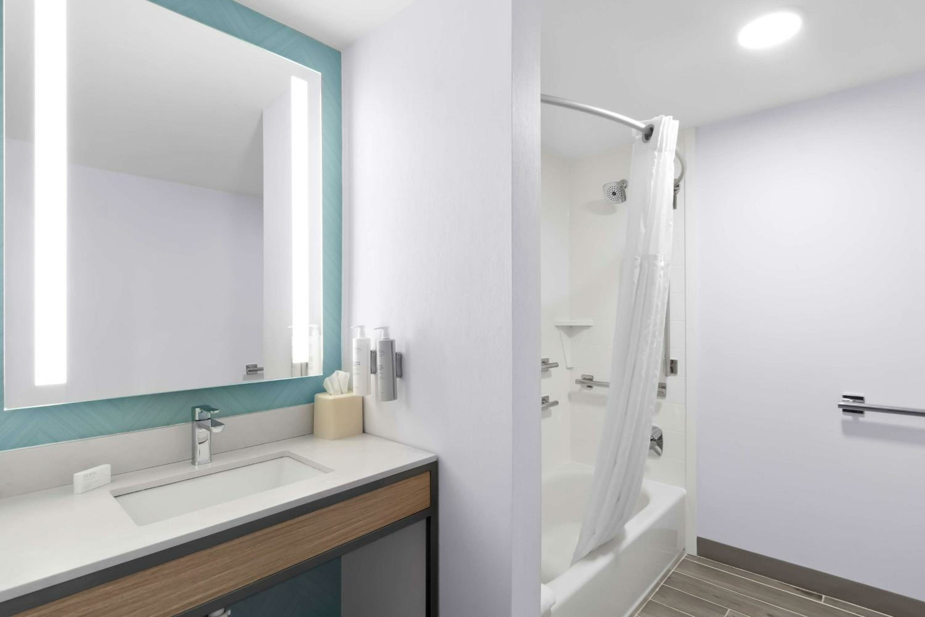 King Room with Tub - Mobility and Hearing Access