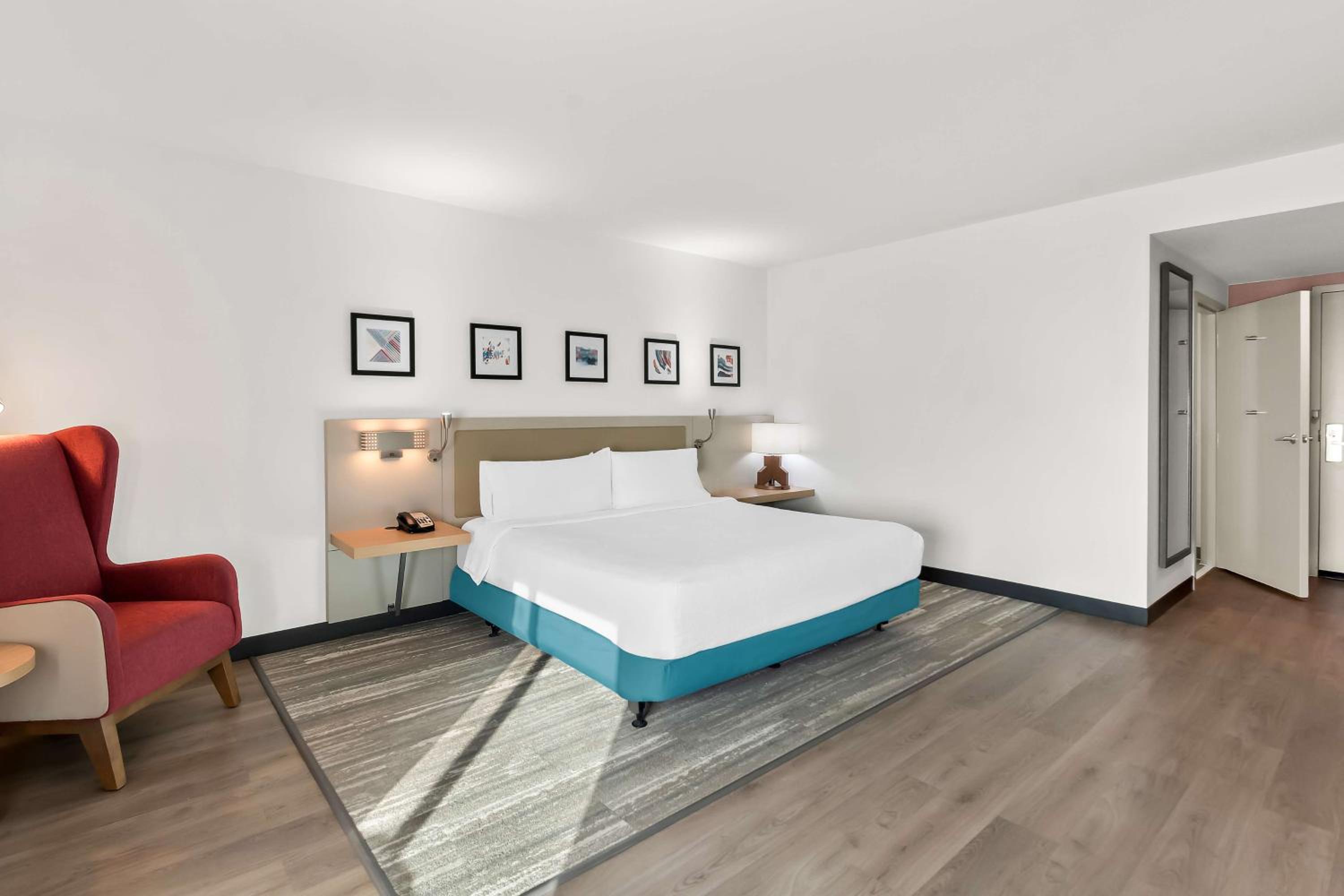 King Room with Tub - Mobility and Hearing Access