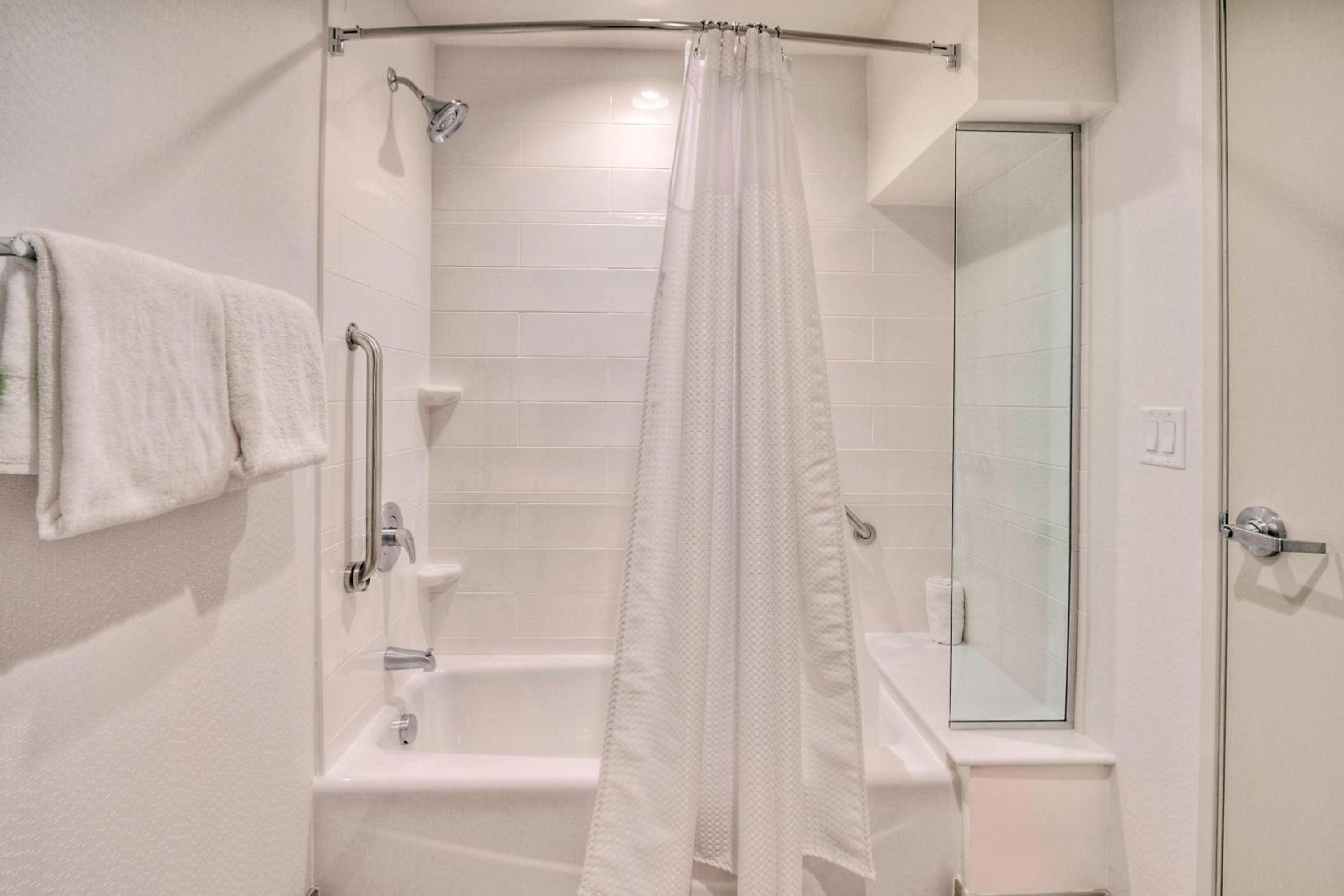 Queen Room with Two Queen Beds and Courtyard View - Hearing Accessible