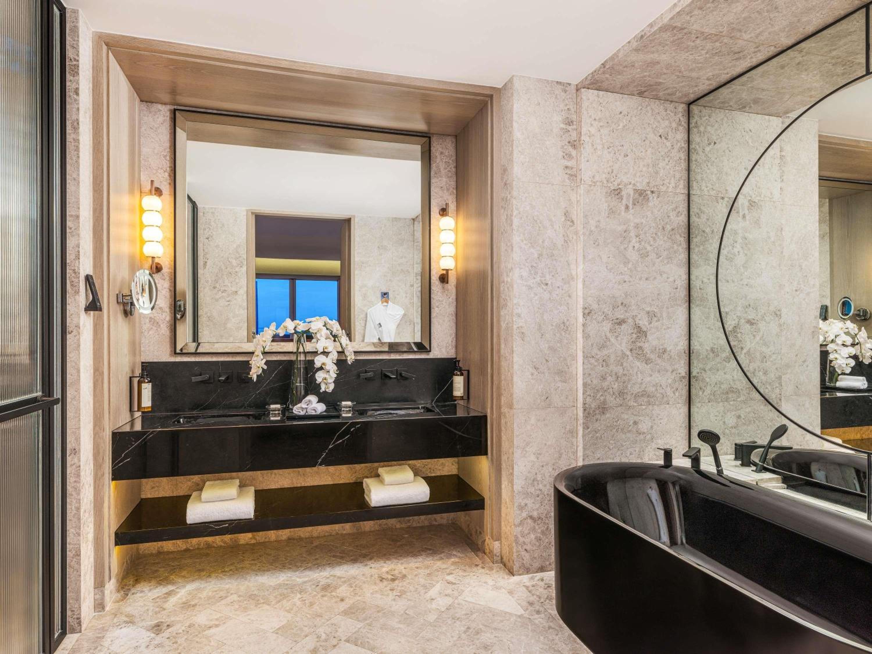 Governor Suite, 1 King, 3 Balconies, Lounge Access