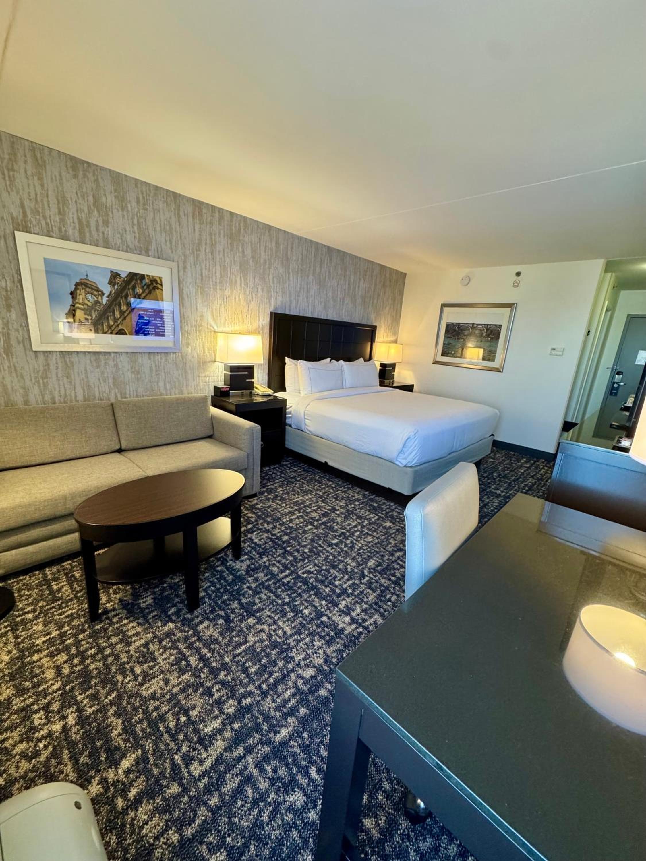 King Room with Tub - Mobility/Hearing Accessible/Non-Smoking