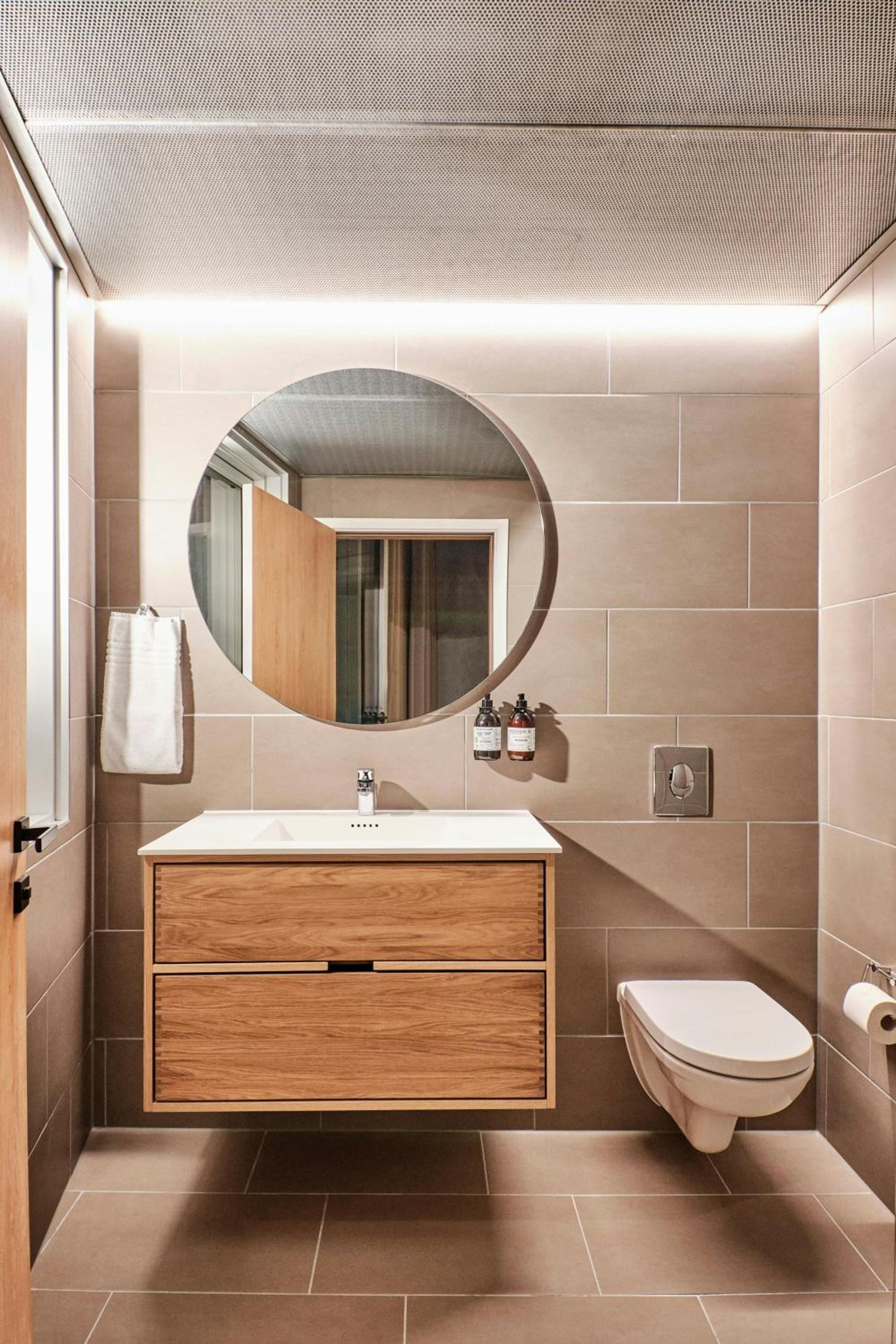 Deluxe Studio with King and Sofa Bed - Sky View