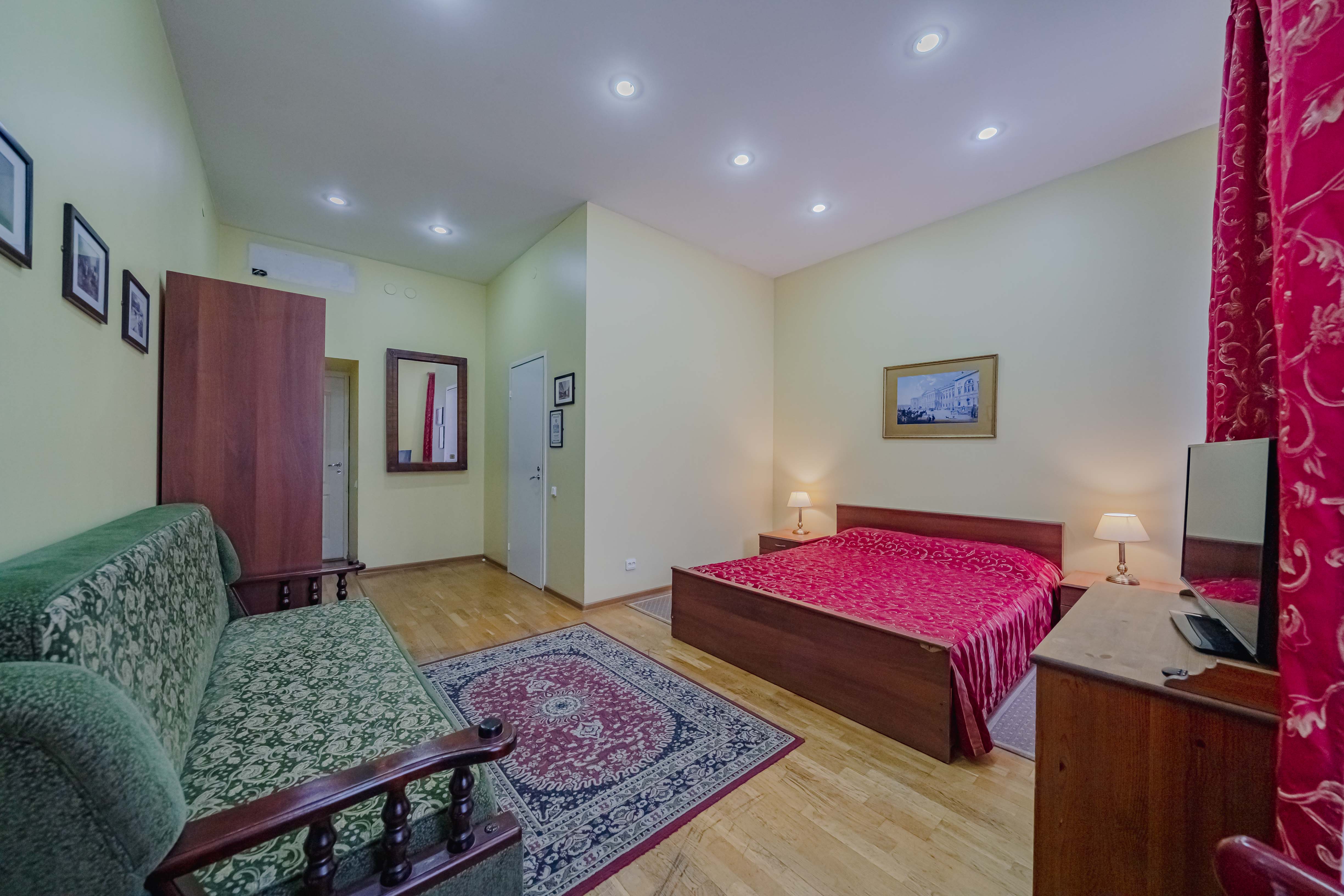 4-местная комната со своим санузлом и видом на Невский проспект