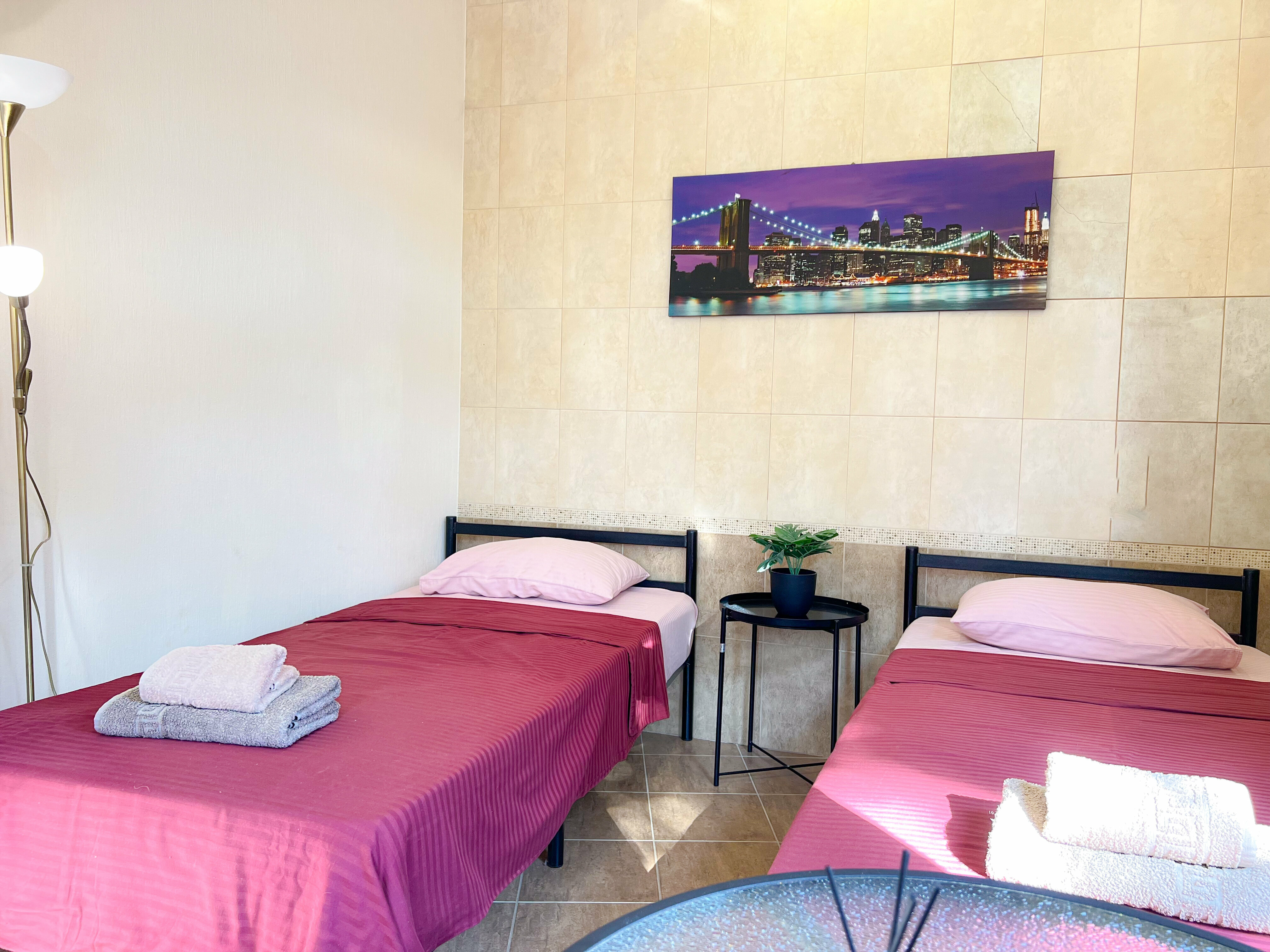 ЭКОНОМ 202 - двухместная комната с 2 отдельными кроватями. Общая ванная комната