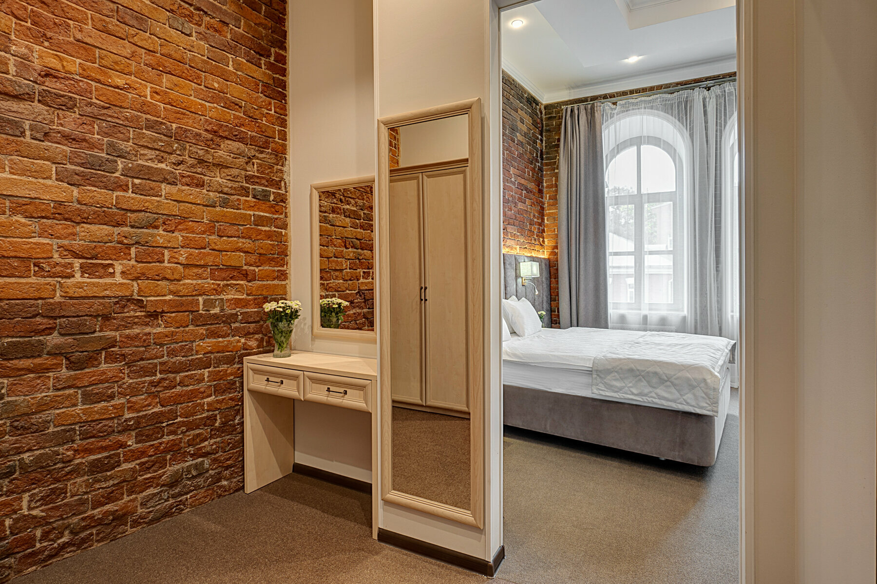 Номер первой категории "двухместный стандарт с большой кроватью"