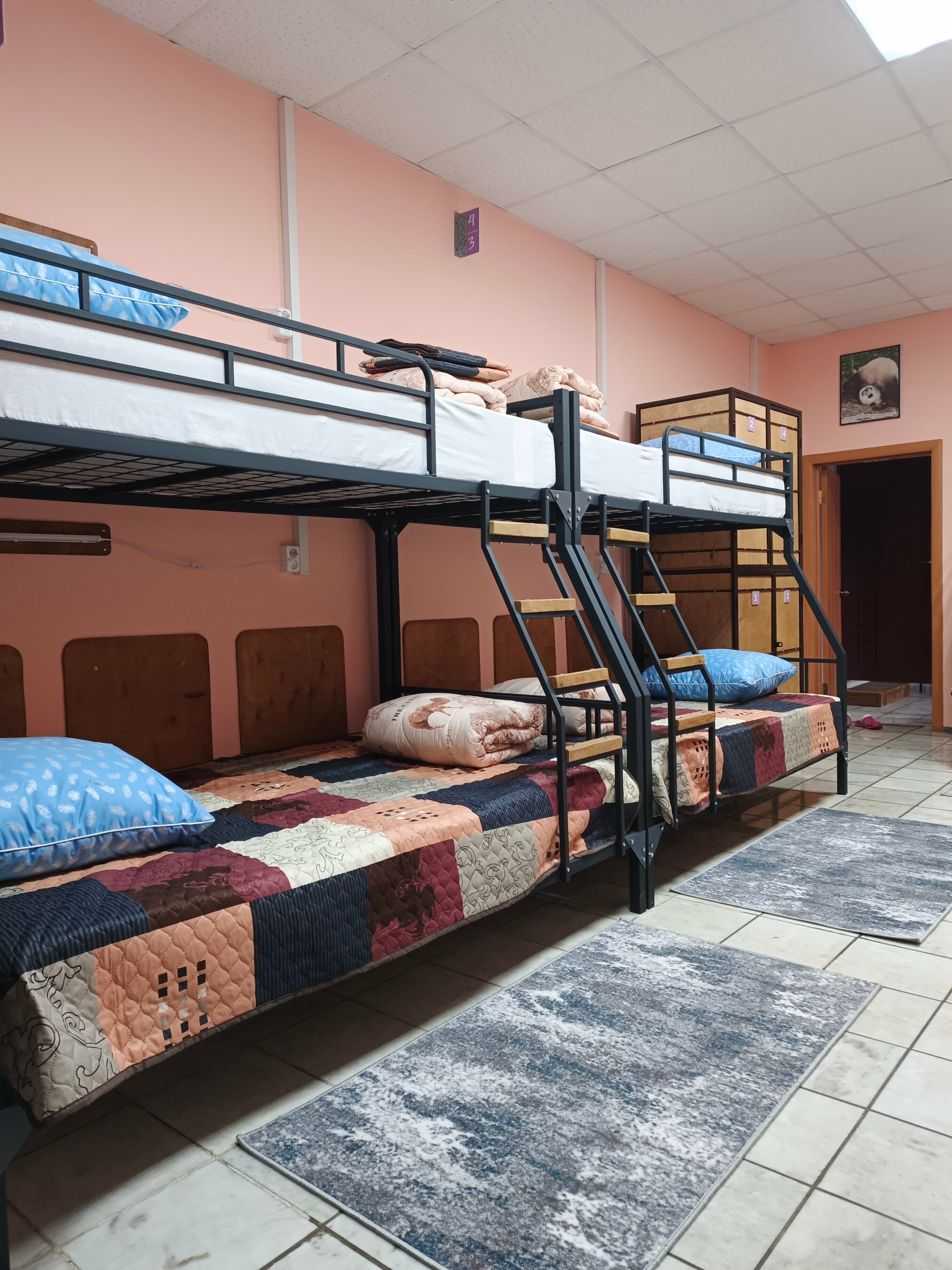 Общий номер для мужчин и женщин с 8 кроватями