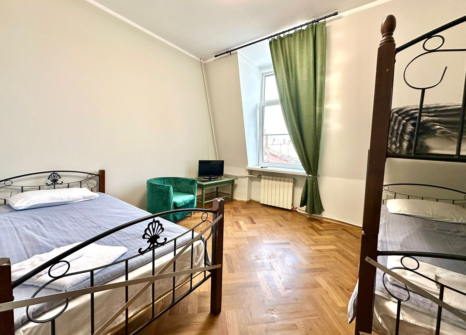 Трехместный номер с общей ванной комнатой