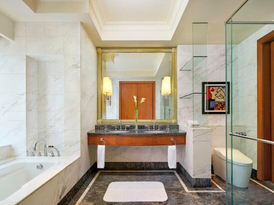 Grand Club Room 1 King Bed