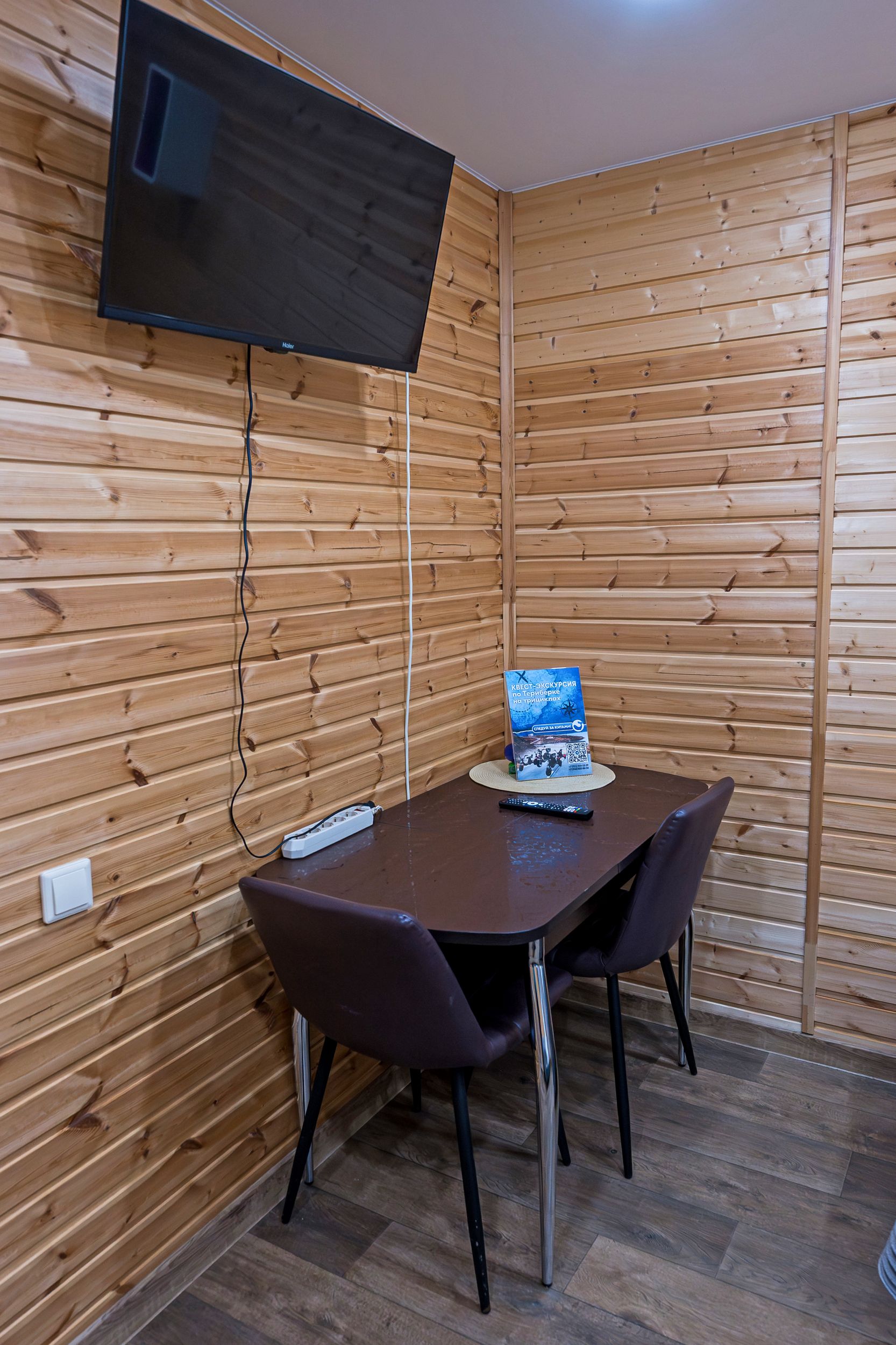 Стандартный двухместный номер с 2 отдельными кроватями и общей ванной комнатой